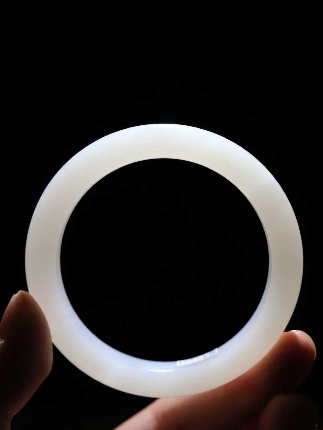 【一见钟情·手镯】

精品和田玉白玉手镯。镯型饱满，温润细腻，脂润沁香。️执一卷书，沏一盏茶，着一袭裙，戴一只镯。淡淡浅笺，素心若兰，静赏玉中诗画。悠悠岁月，芊手轻摘，盛满诗样芳华。重50.5克   内径圈口53mm 尺寸12.4-8.8mm  FDA-111251933