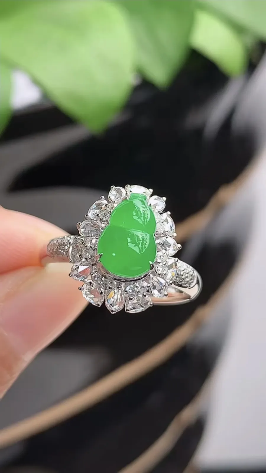 a货翡翠冰种18K金伴钻镶嵌阳绿葫芦戒指 圈口17.5裸石尺寸8.6×6mm 重量3.12g 121