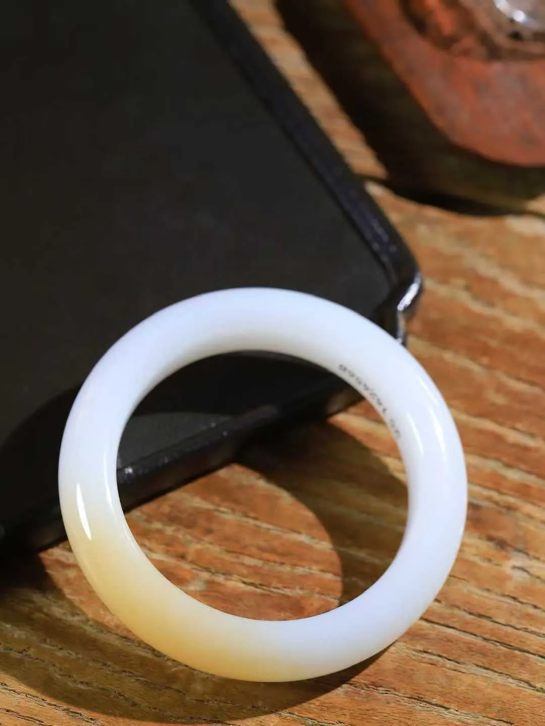 （温柔雅致.手镯）

精品️和田玉糖白玉手镯。镯型饱满，温润细腻，脂润沁香。️执一卷书，沏一盏茶，着一袭裙，戴一只镯。淡淡浅笺，素心若兰，静赏玉中诗画。悠悠岁月，芊手轻摘，盛满诗样芳华。重79克   尺寸57-14.8-10.6mm    FDA-321241900