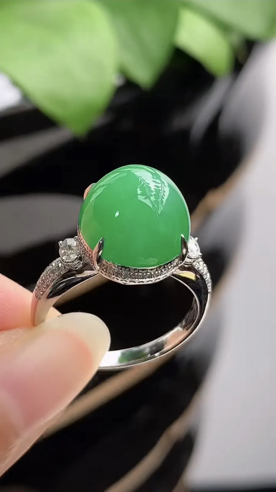 a货翡翠冰种18K金伴钻镶嵌阳绿蛋面戒指 圈口18裸石尺寸12×11.6mm 重量5.50g 1217