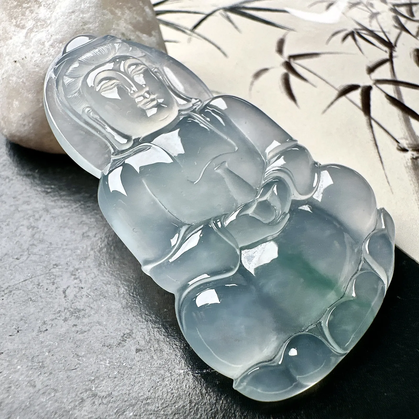 【冰种飘花正装观音吊坠】质地细腻，通透度上佳，冰感十足，适合佩戴，收藏品质