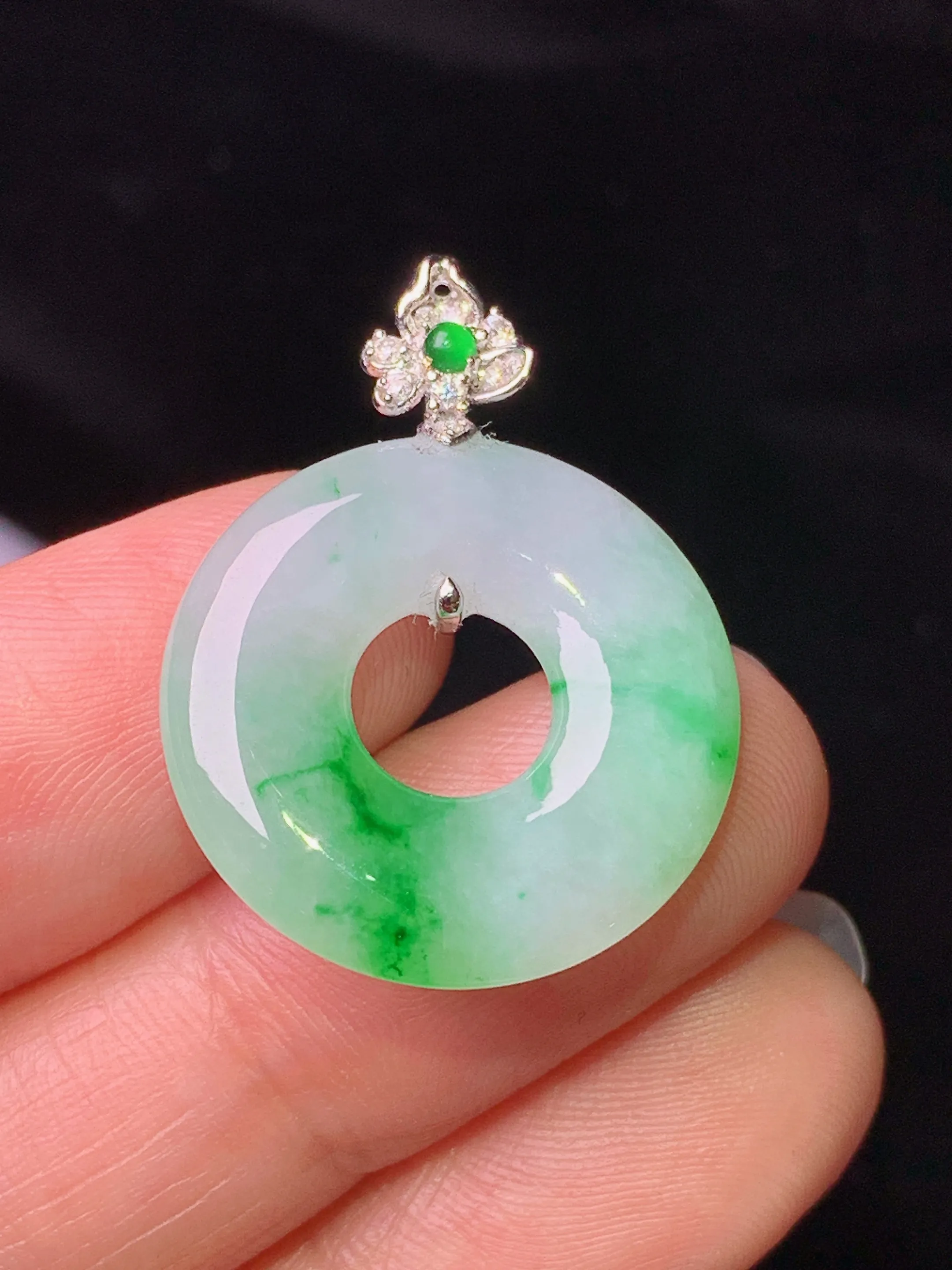 18k金钻镶嵌飘绿平安环吊坠 玉质细腻 色泽清新艳丽 整体尺寸28.2*21.2*4.2