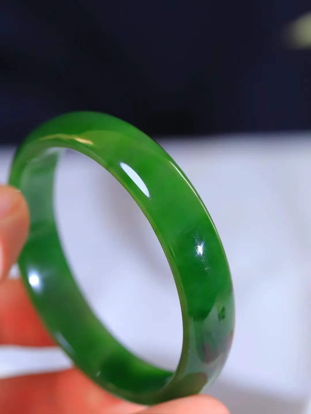 【碧波流转·手镯】

收藏级和田玉碧玉手镯，玉质细腻温润，手感舒适，️线条流畅，简约大气，美自天成，佩戴于腕间，婉约之美，举手投足间透出那份低调奢华，醉人心扉。
重35克 内径圈口55mm尺寸12.4-6mm  FDA-131201908