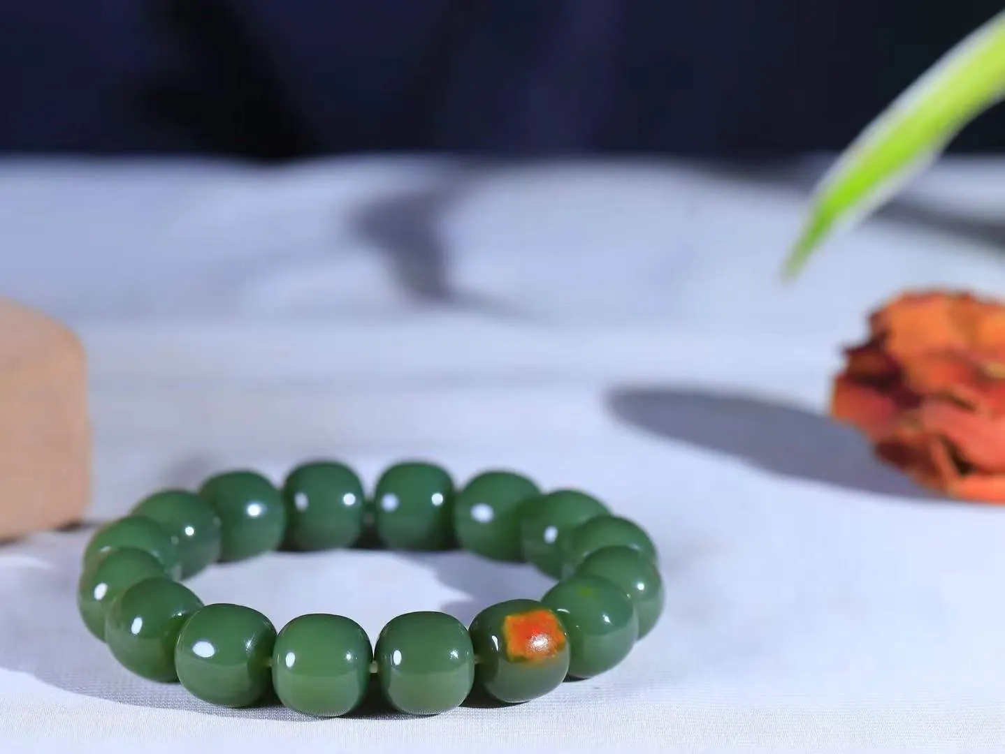 （老型珠.手串）

新疆和田玉老型珠手串，也可做手持，玉质细腻油润 饱满光滑 质朴无华，悠远简单，