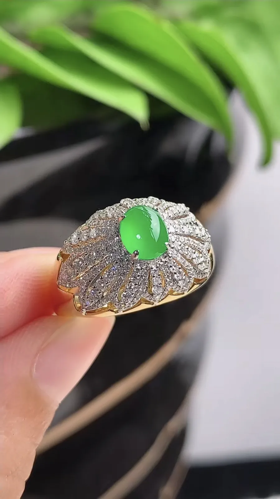 a货翡翠老坑冰种18K金伴钻镶嵌阳绿蛋面戒指 圈口17.5裸石尺寸6×4.8mm 重量4.54g 1