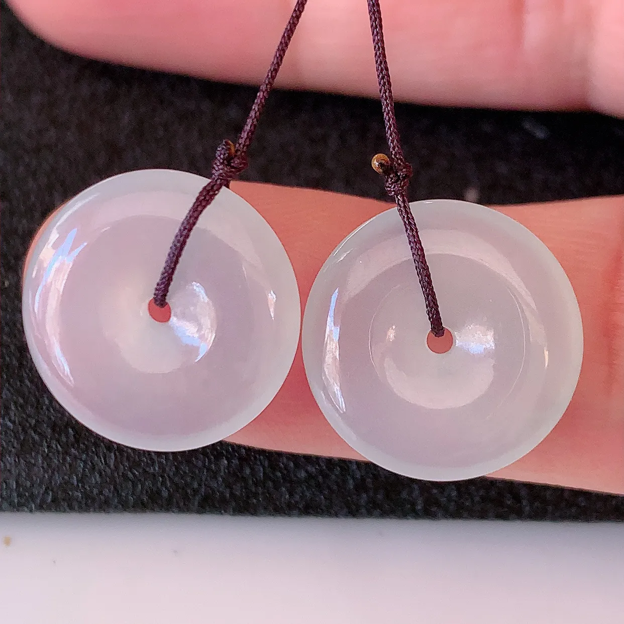 自然光实拍，冰种翡翠一对平安扣耳坠，翠色灵动，玉质细腻，颜色漂亮，品相佳，佩戴 佳品！配银线 #49.16