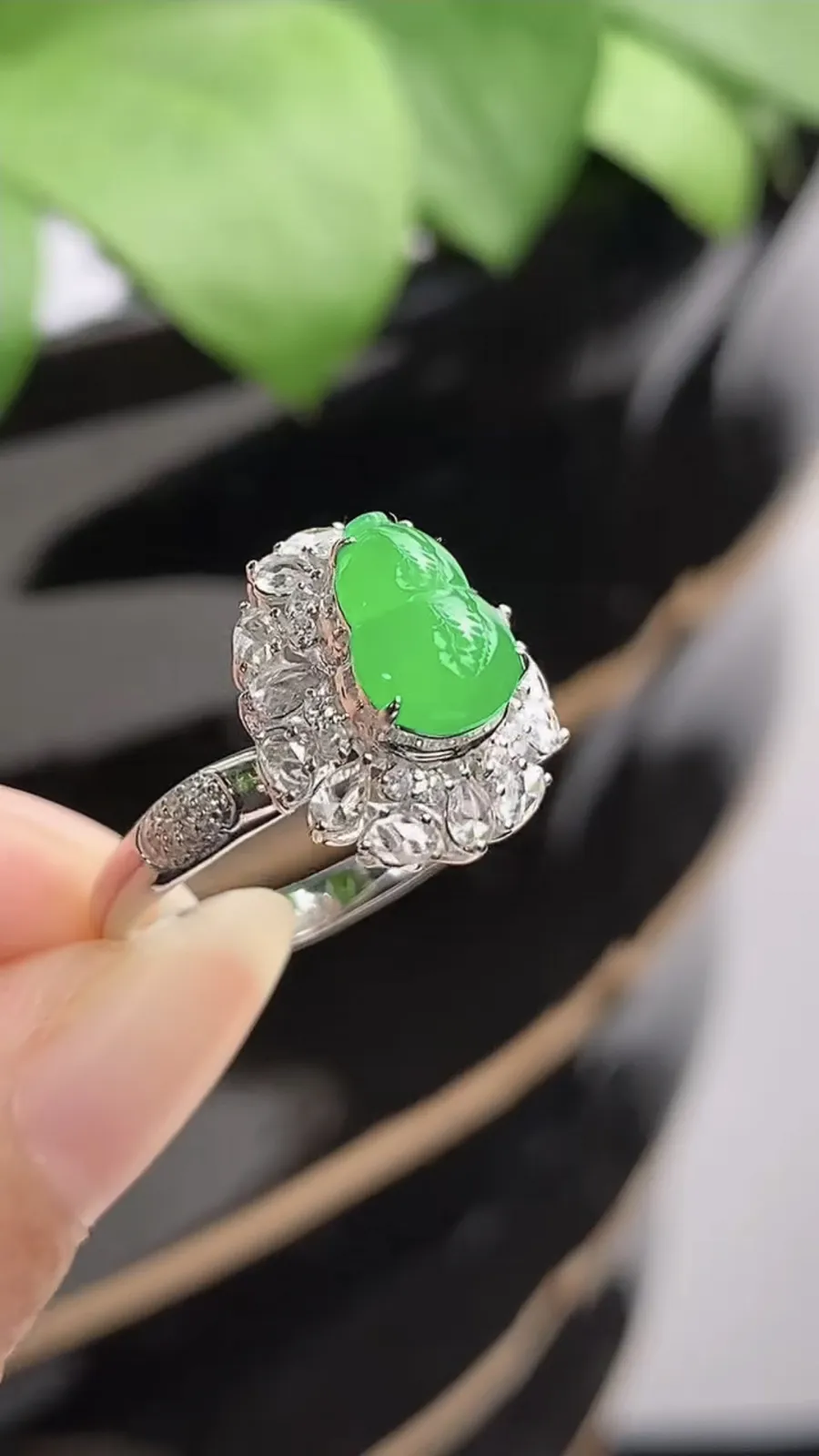 a货翡翠冰种18K金伴钻镶嵌阳绿葫芦戒指 圈口17.5裸石尺寸8.6×6mm 重量3.12g 1217