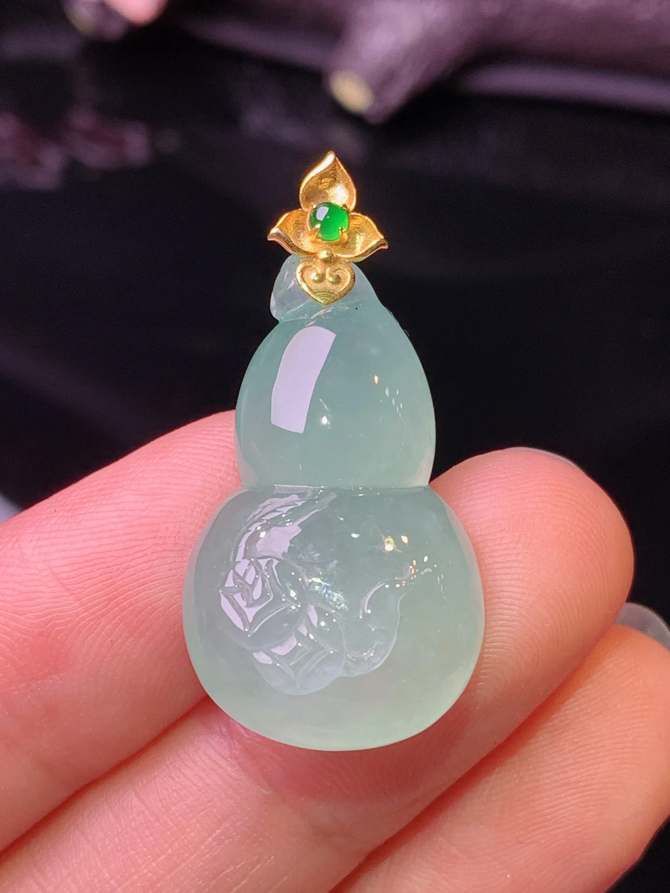 18k金钻镶嵌冰种葫芦吊坠 玉质细腻 色泽清新艳丽 整体尺寸32.5*16.2*7