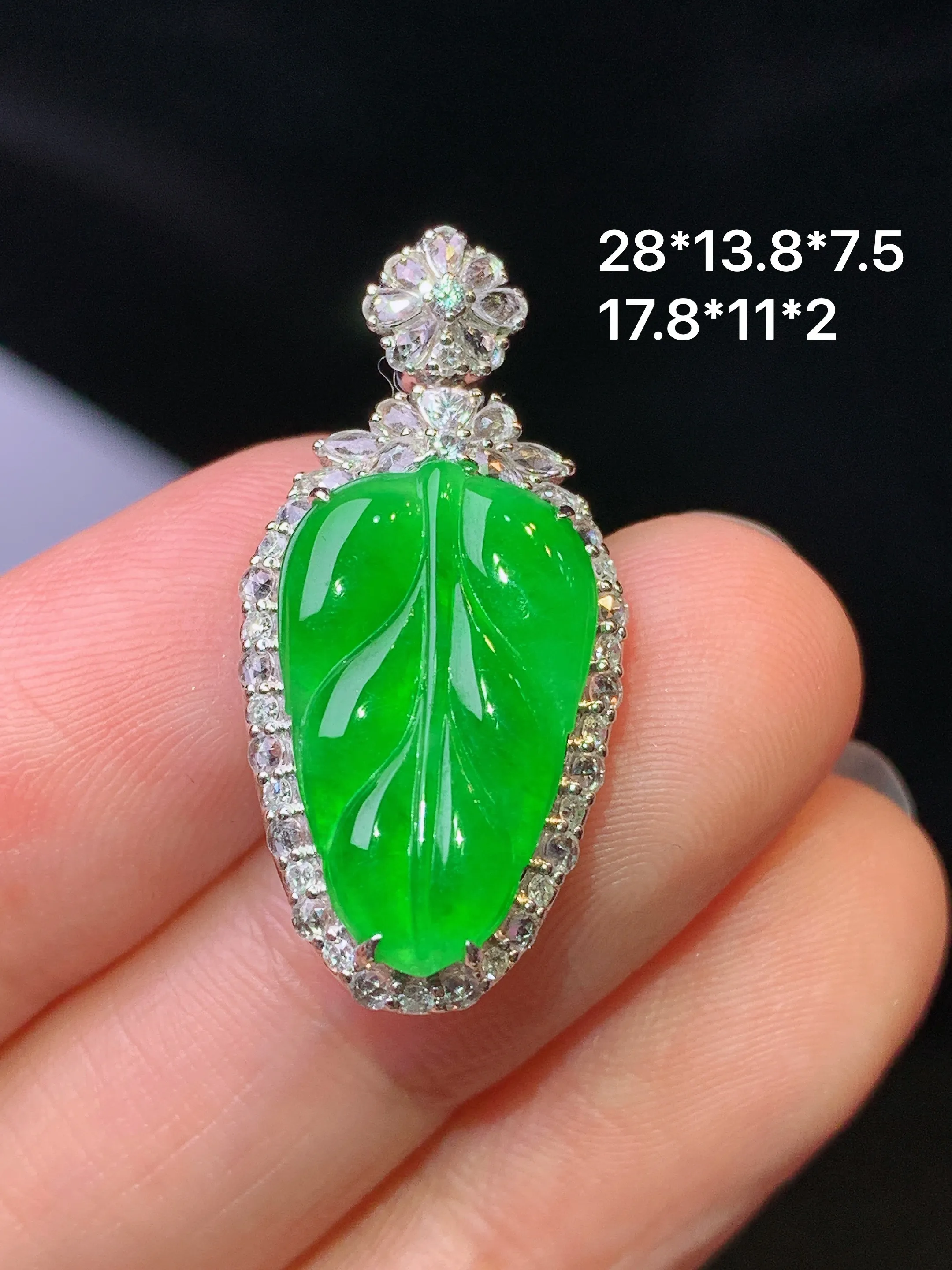 18k金钻白蓝宝镶嵌满绿树叶吊坠 玉质细腻 色泽清新艳丽 整体尺寸28*13.8*7.5