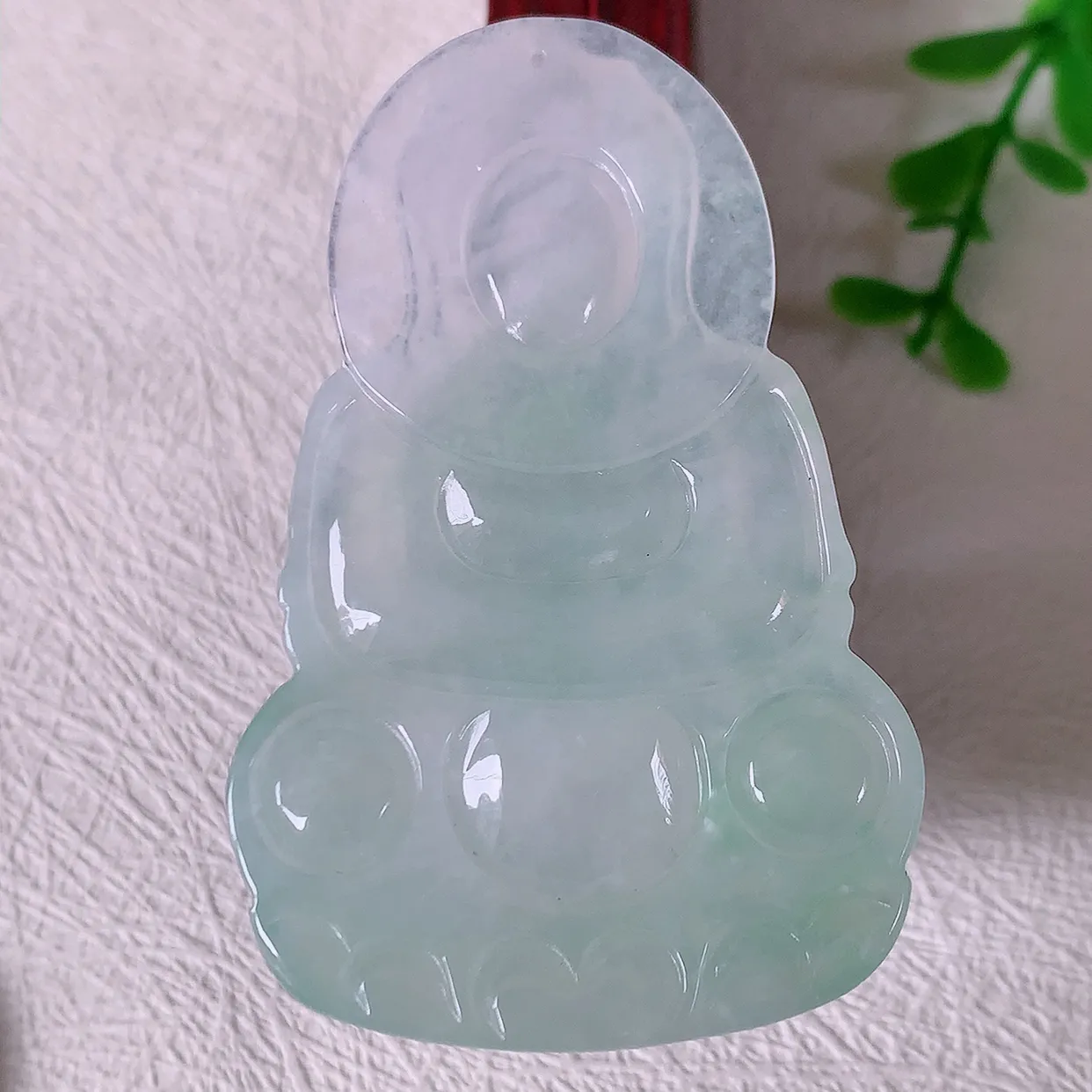 自然光实拍，冰种飘花翡翠观音菩萨吊坠，赐福观音，玉润通透，慈祥端庄！#46.18