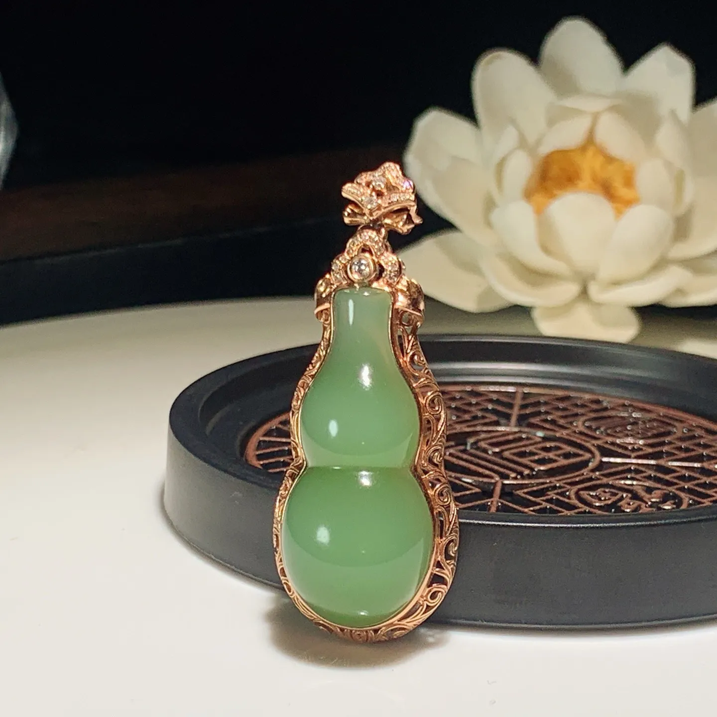 和田玉阳绿猫眼18k金俄罗斯碧玉福禄葫芦挂件。尺寸32/15/10重7.5克。玉质细腻油润。手推出油。佩戴高端典雅。lt251220