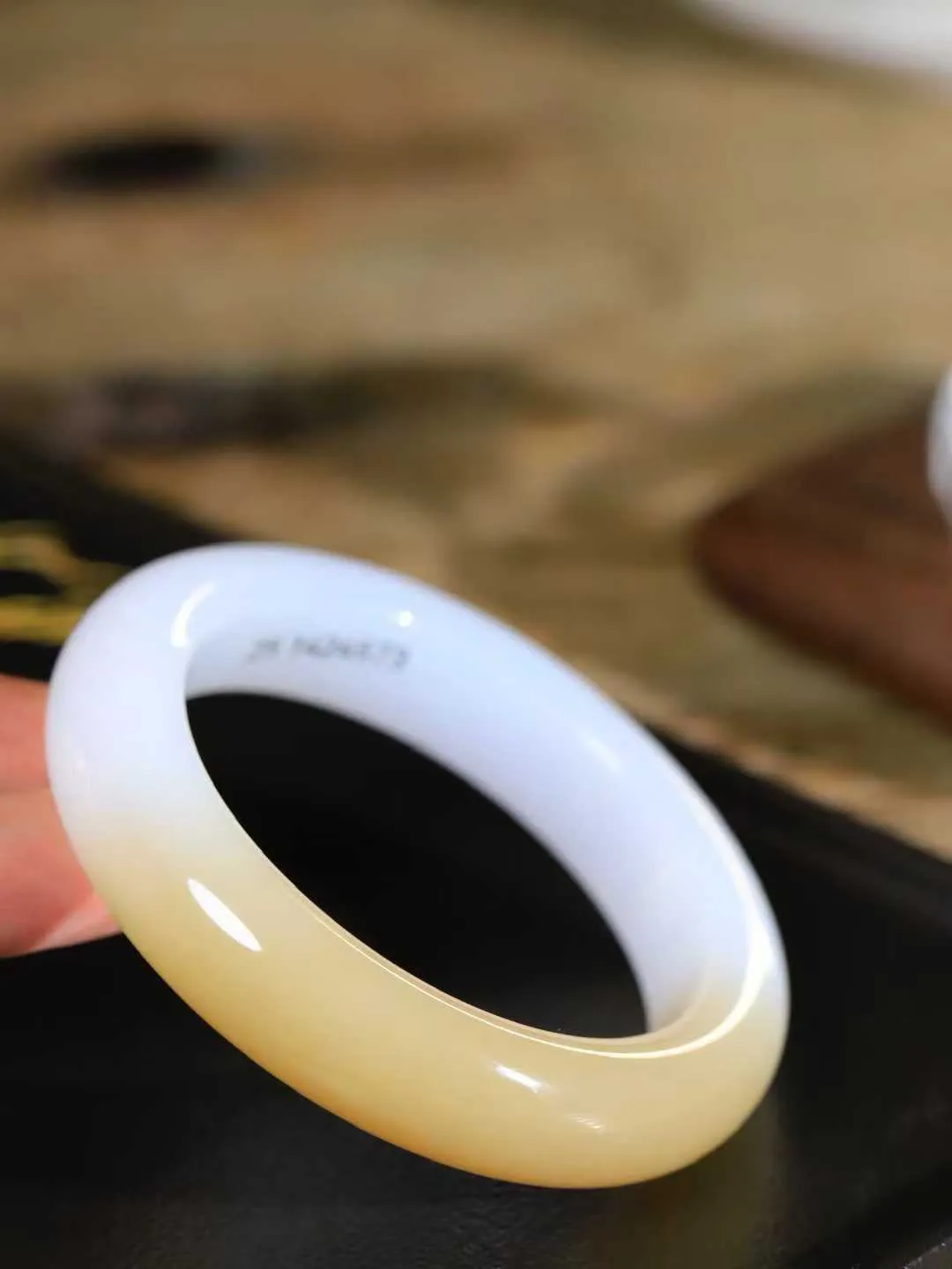 （柔情似水.手镯）

精品和田玉糖白玉手镯，玉质温润细腻，镯型饱满圆润，优雅知性，姽婳于幽静兮，又婆娑乎人间，经典款型，古朴典雅。极具灵性，腕间风情，风姿卓越。 重85克    内径57.5mm 尺寸15-10.6mm   781251944A