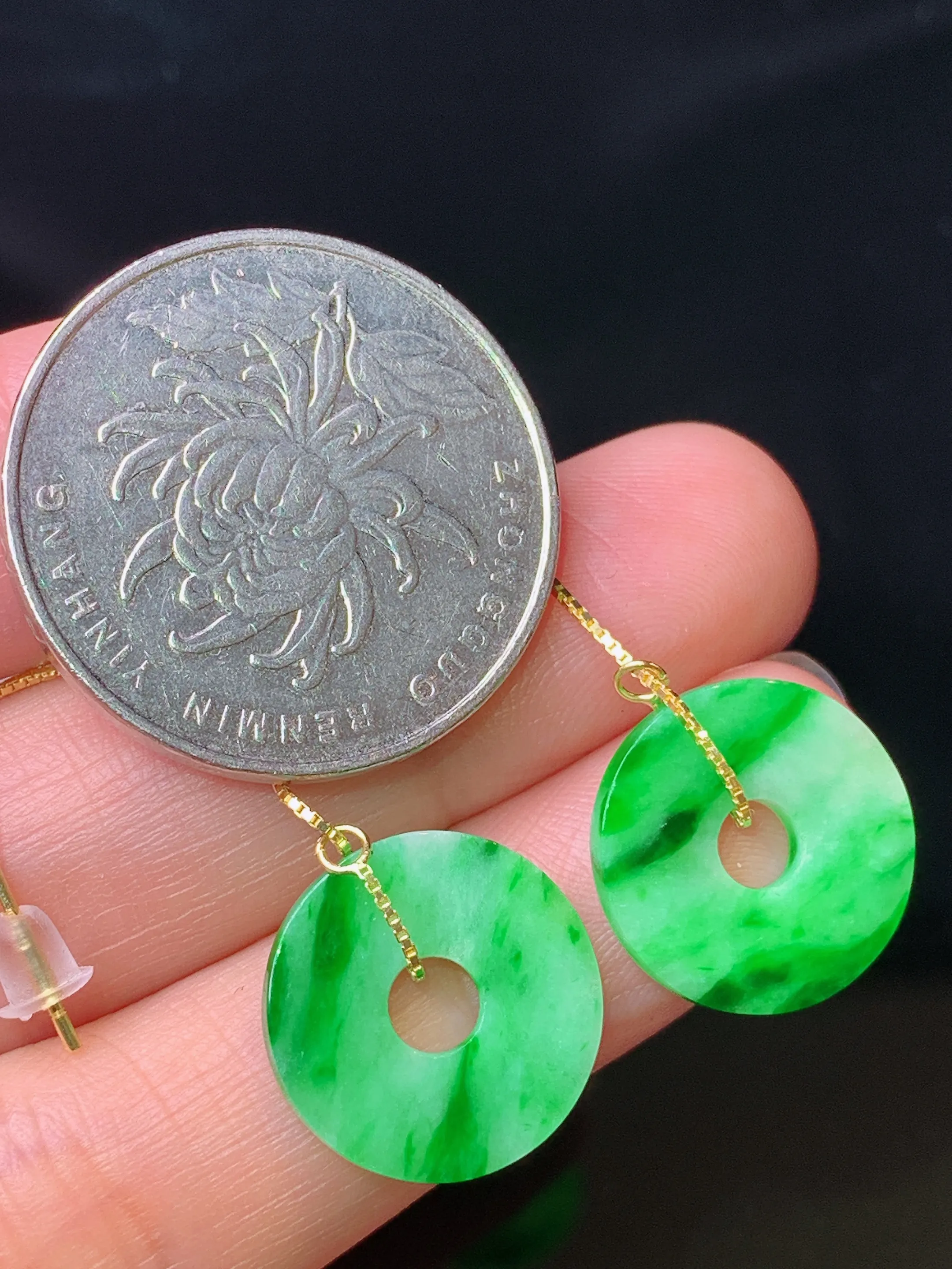 925银镶嵌翠绿平安环耳坠 玉质细腻 色泽清新艳丽 整体尺寸15*2