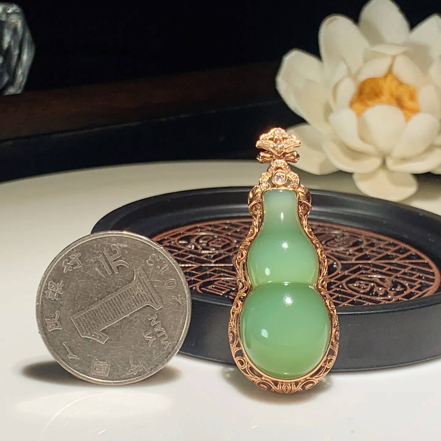 和田玉阳绿猫眼18k金俄罗斯碧玉福禄葫芦挂件。尺寸32/15/10重7.5克。玉质细腻油润。手推出油。佩戴高端典雅。lt251220