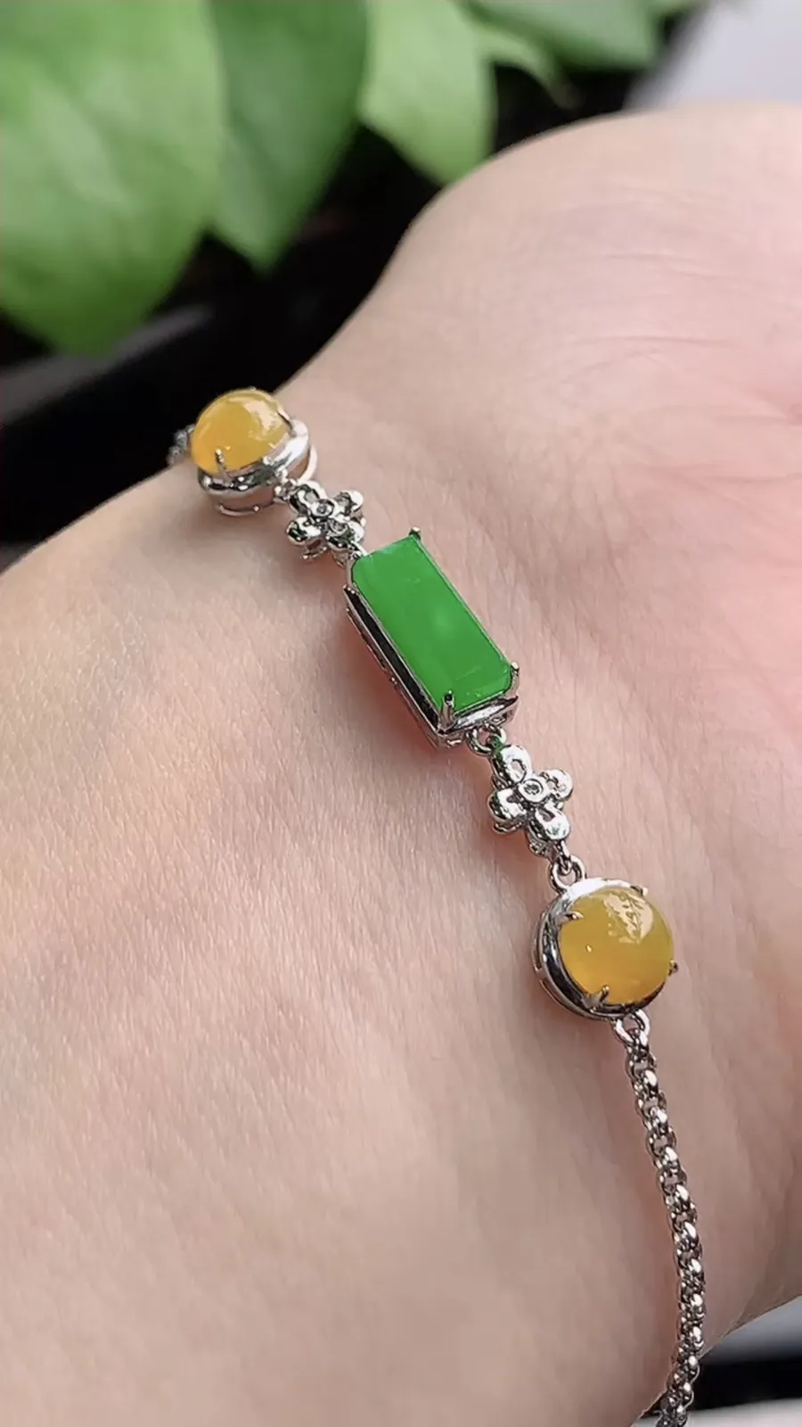 a货翡翠冰种18K金镶嵌黄翡蛋面阳绿无事牌手链 尺寸8.6×3.3×4.3mm 重量2.25g 12