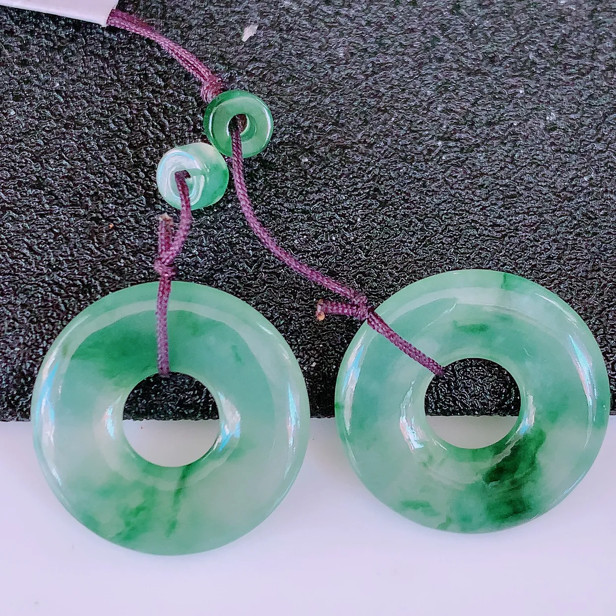 自然光实拍，冰种飘花翡翠一对平安扣耳坠，翠色灵动，玉质细腻，颜色漂亮，品相佳， 佩戴佳品！配银线 #