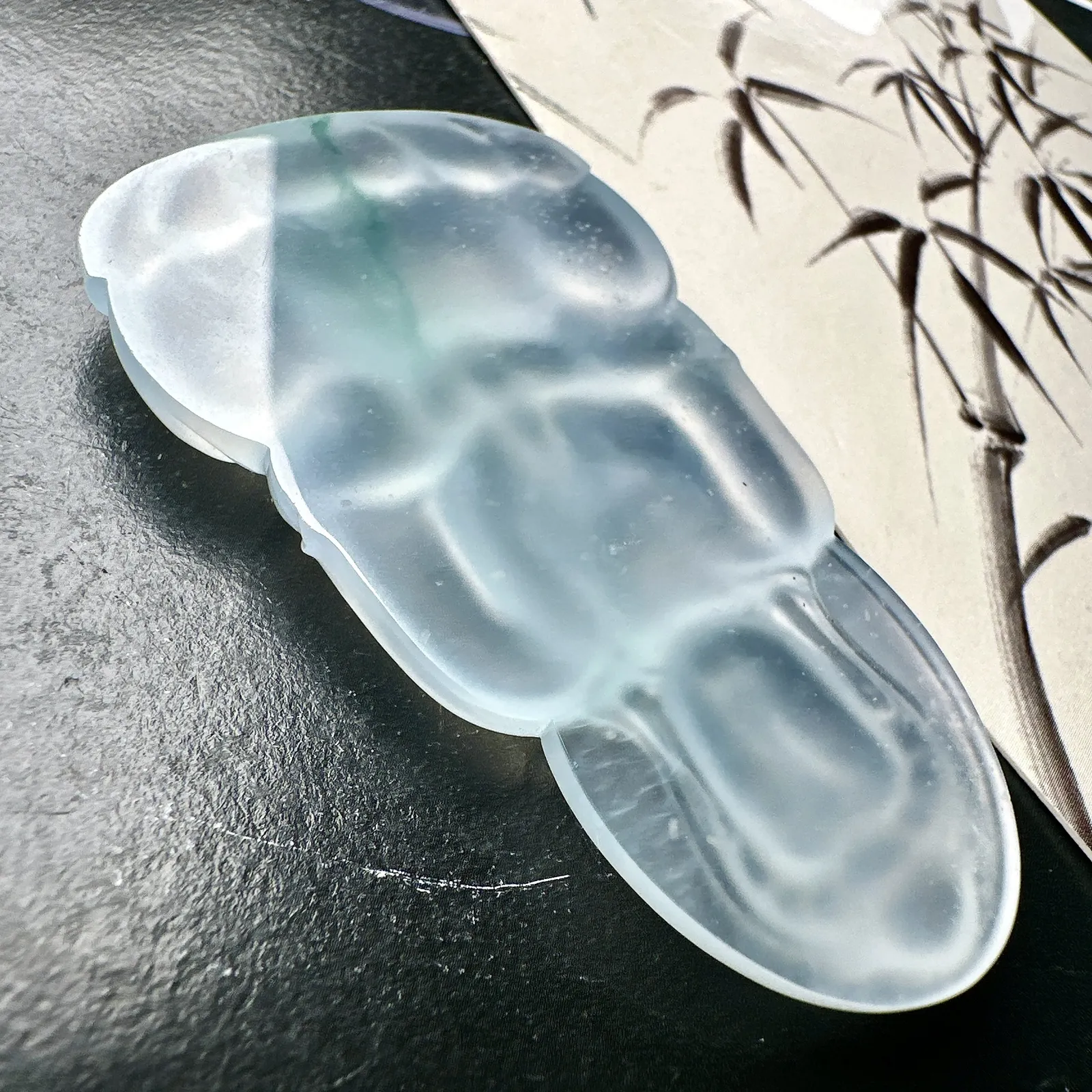 【冰种飘花正装观音吊坠】质地细腻，通透度上佳，冰感十足，适合佩戴，收藏品质