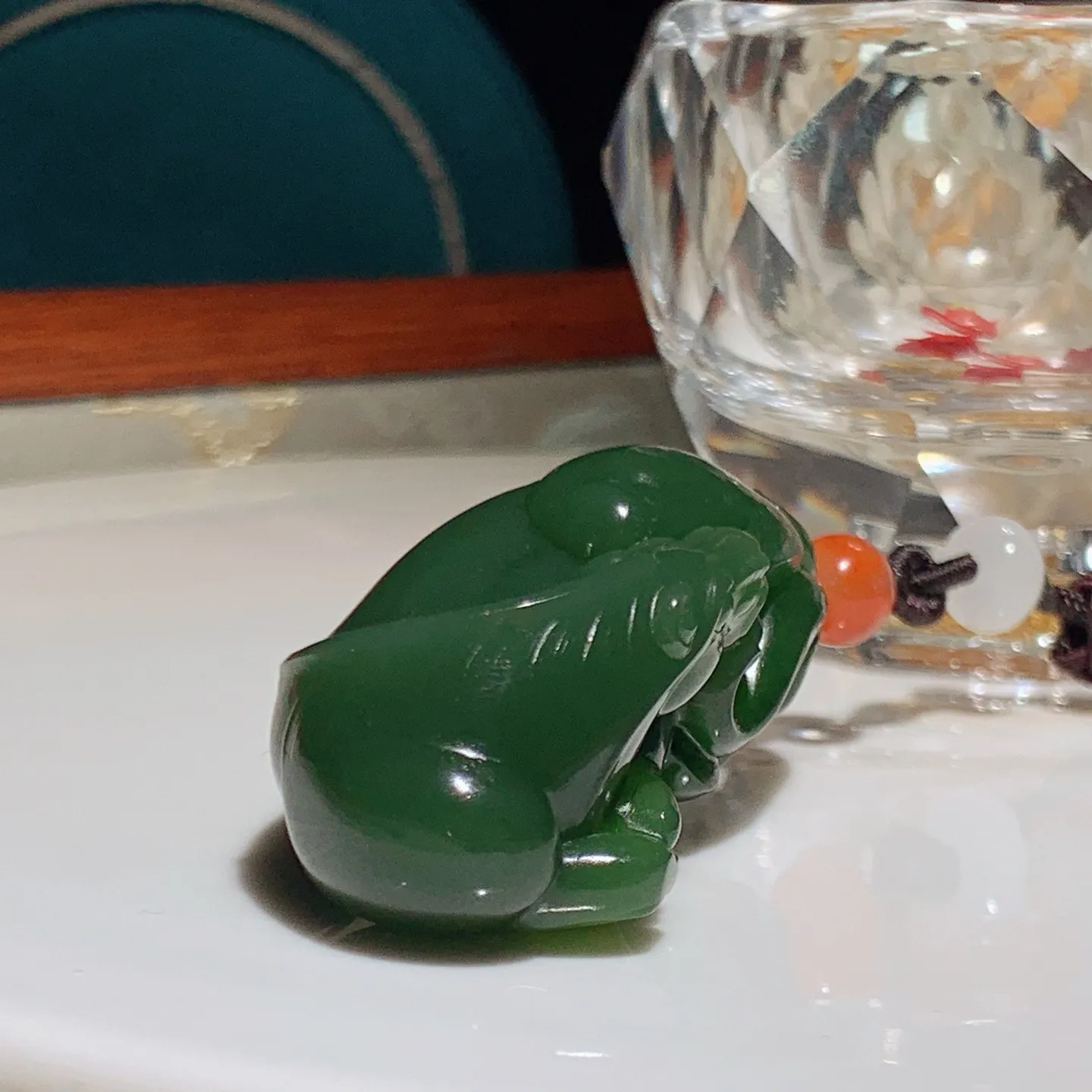 和田玉菠菜绿俄罗斯碧玉马到成功马挂件。尺寸49/25/18重41克。玉质细腻油润。手推出油。佩戴高端