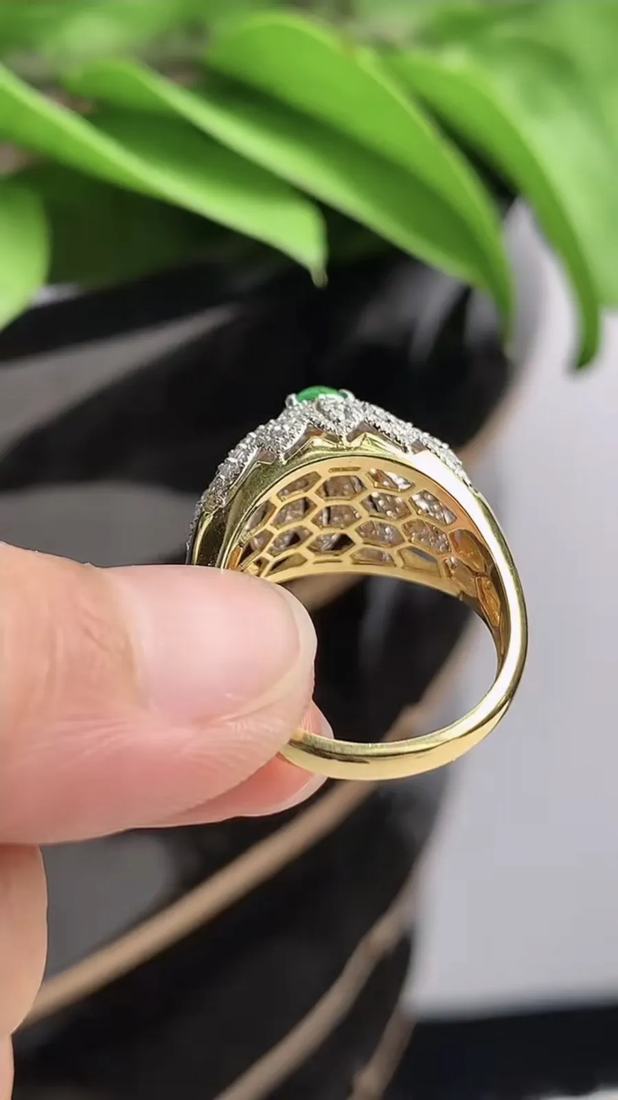 a货翡翠老坑冰种18K金伴钻镶嵌阳绿蛋面戒指 圈口17.5裸石尺寸6×4.8mm 重量4.54g 1215