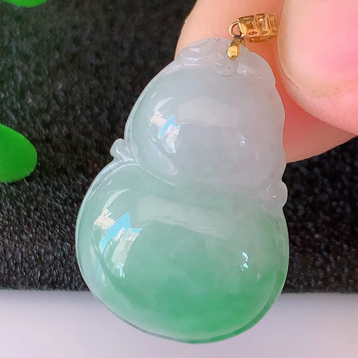 18K金镶嵌冰润飘绿翡翠葫芦吊坠，葫芦寓意福禄双全，财源滚滚，品佳品， 佩戴效果优雅迷人！#49.16
