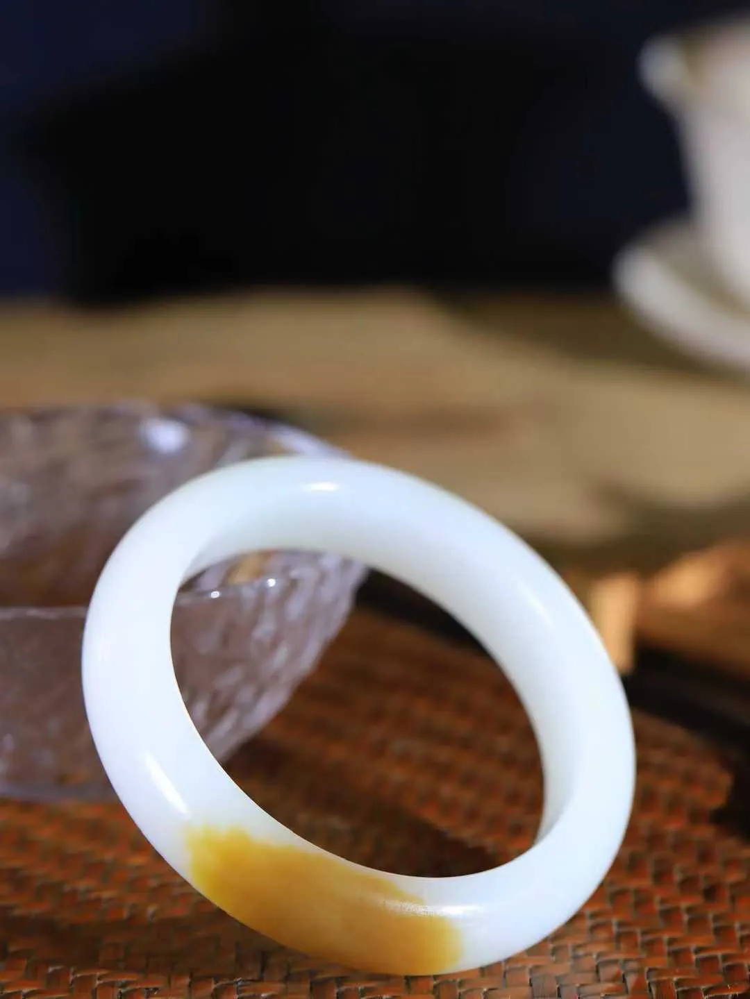 【婉约佳人.手镯】

收藏级臻品️和田玉糖白玉手镯 玉质温润细腻 油性十足 手感舒适，高华雅逸，线条流畅，简约大气，美自天成，素雅高贵。佩戴于腕间，婉约之美，举手投足间透出那份低调奢华。重70.3克 内径57mm  尺寸14.7-9.2mm   FDA-781201933