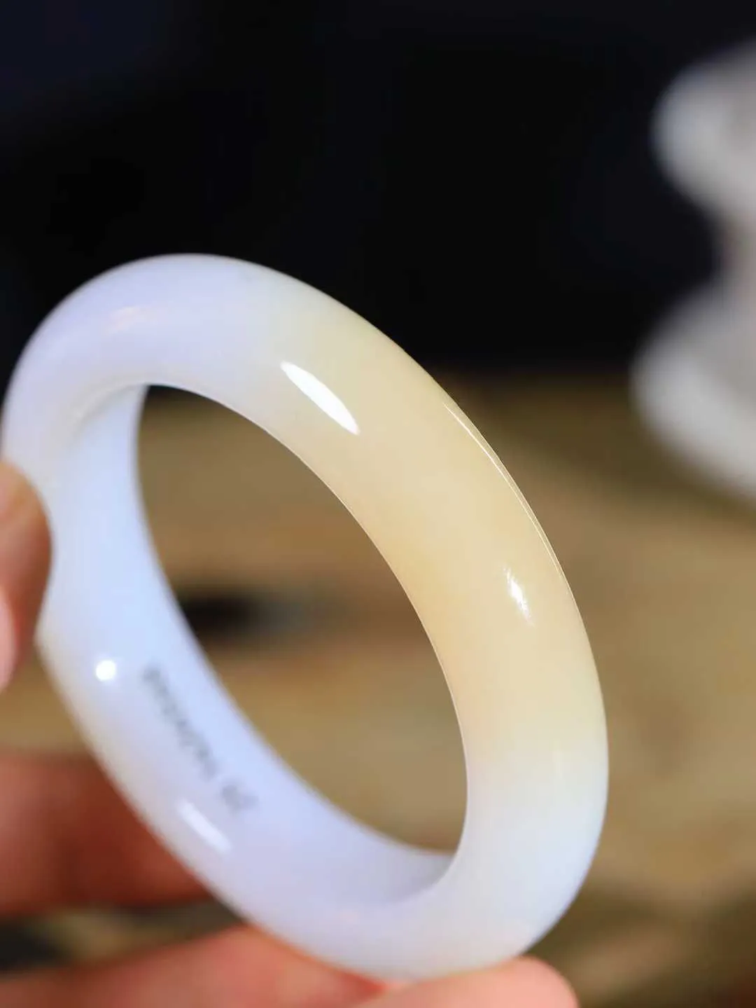 （温柔雅致.手镯）

精品️和田玉糖白玉手镯。镯型饱满，温润细腻，脂润沁香。️执一卷书，沏一盏茶，着一袭裙，戴一只镯。淡淡浅笺，素心若兰，静赏玉中诗画。悠悠岁月，芊手轻摘，盛满诗样芳华。重79克   尺寸57-14.8-10.6mm    FDA-321241900