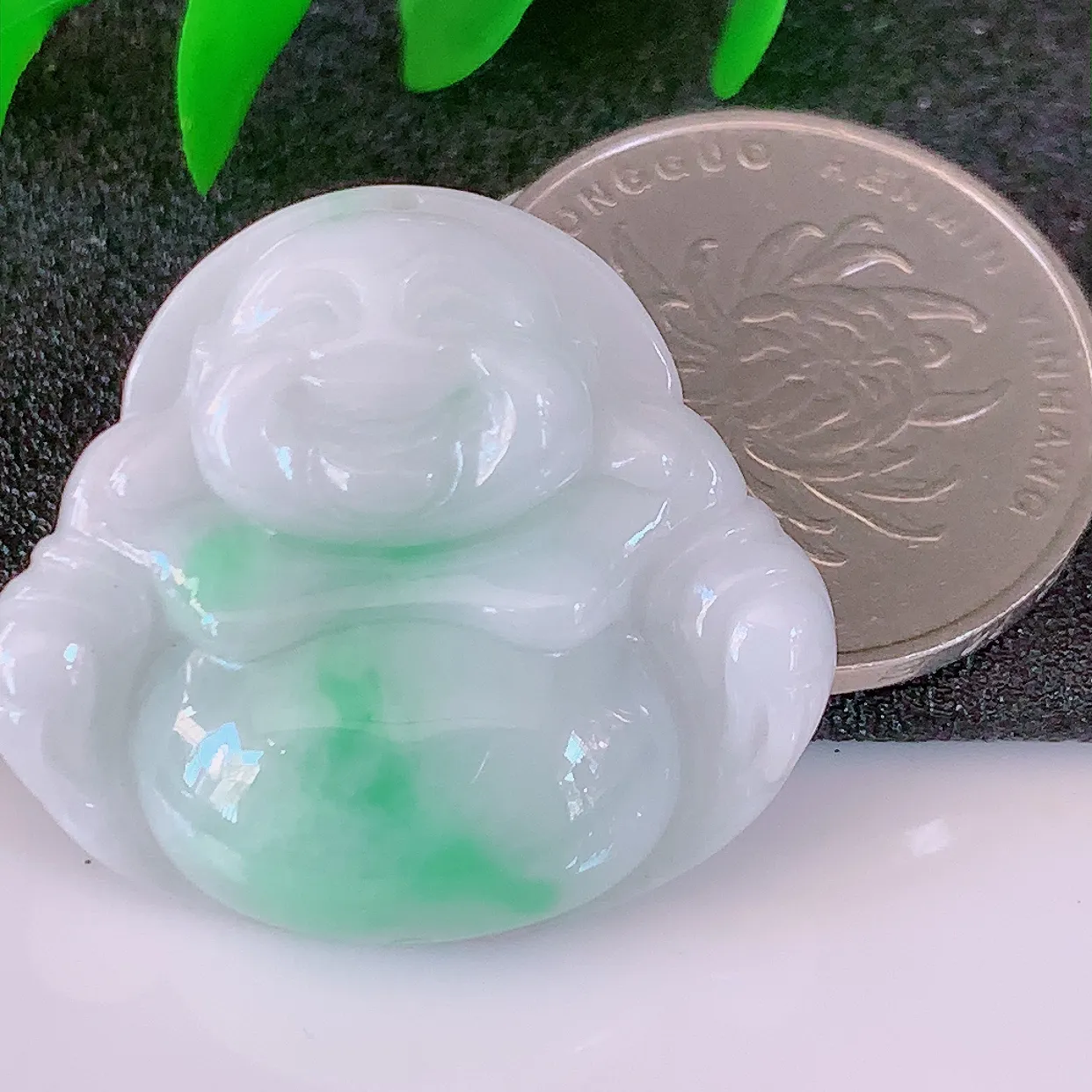 自然光实拍，冰润飘绿翡翠佛公吊坠，开心笑佛，种老水足，颜色漂亮，立体饱满圆润， 佩戴效果赞#57.16