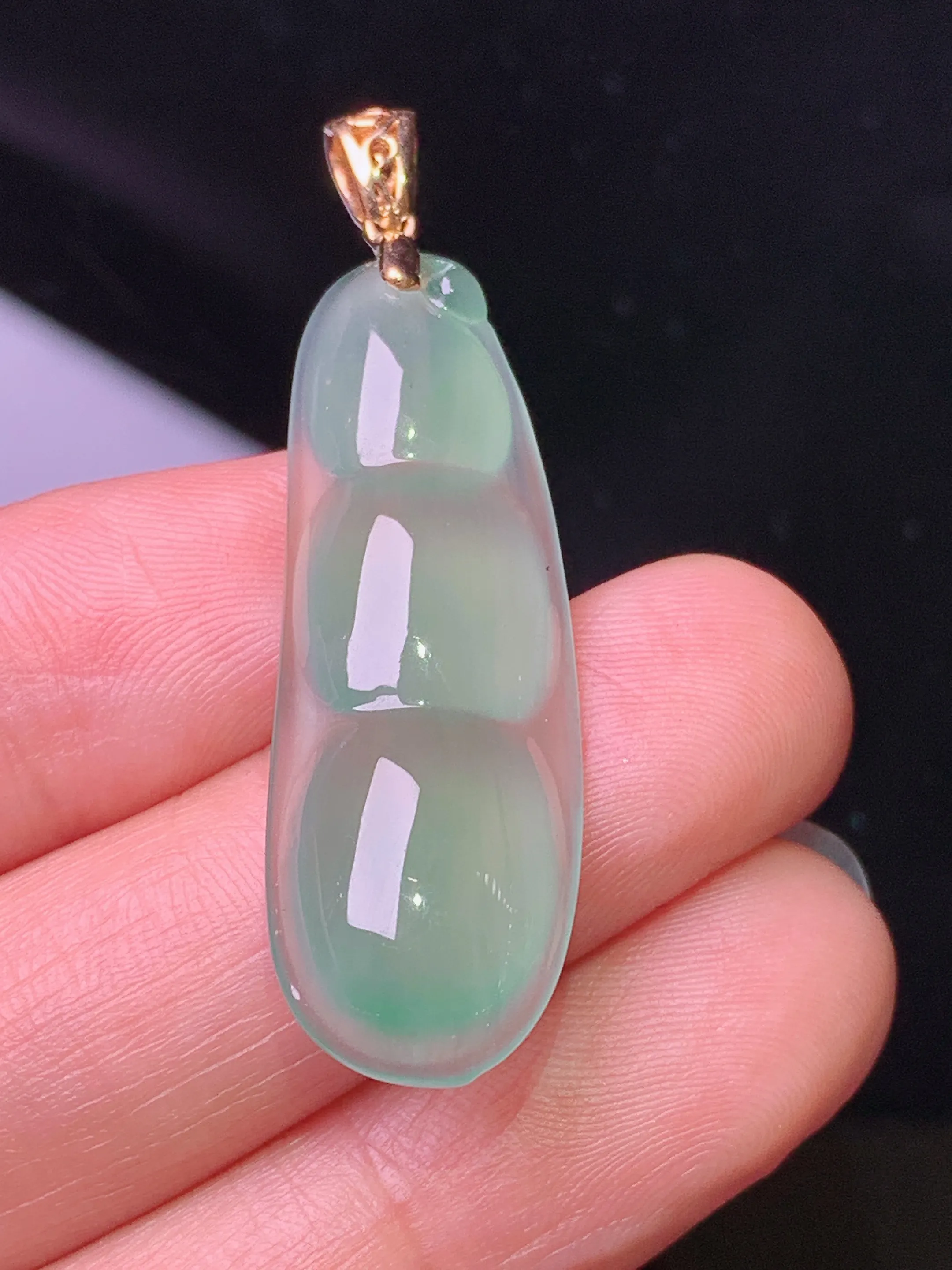 18k金镶嵌冰种四季豆吊坠 玉质细腻 色泽清新艳丽 整体尺寸43.2*12.3*5.2