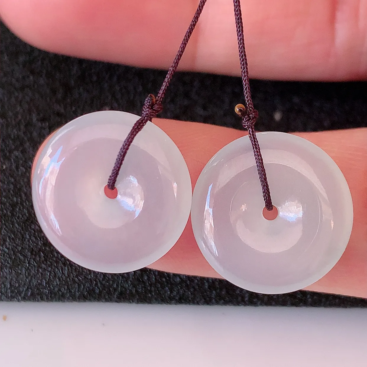 自然光实拍，冰种翡翠一对平安扣耳坠，翠色灵动，玉质细腻，颜色漂亮，品相佳，佩戴 佳品！配银线 #49