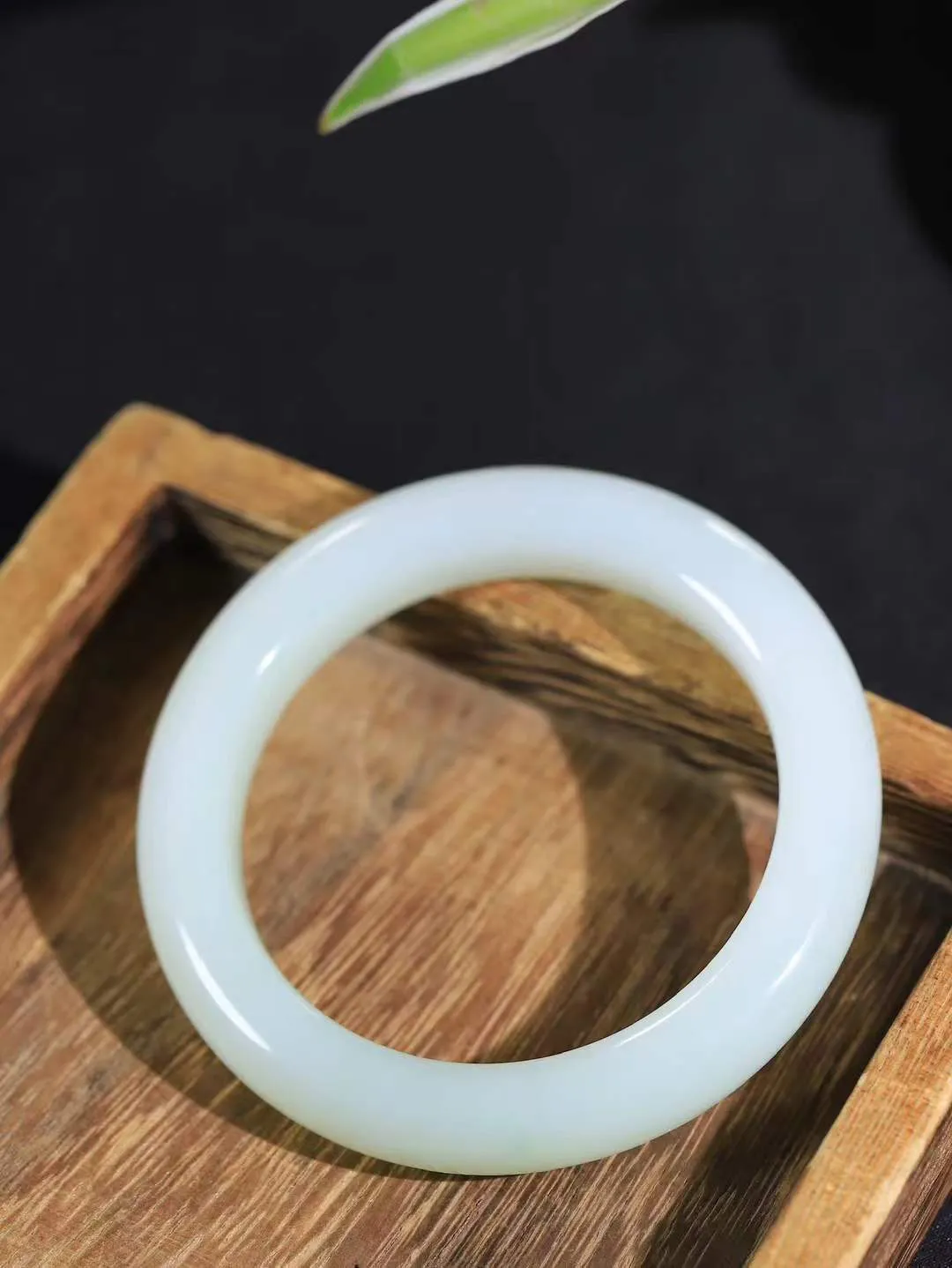 【暖玉生香·手镯】

精品和田玉糖白玉手镯，质地油润细腻，色泽高贵典雅，镯型古朴典雅。在诗情画意的