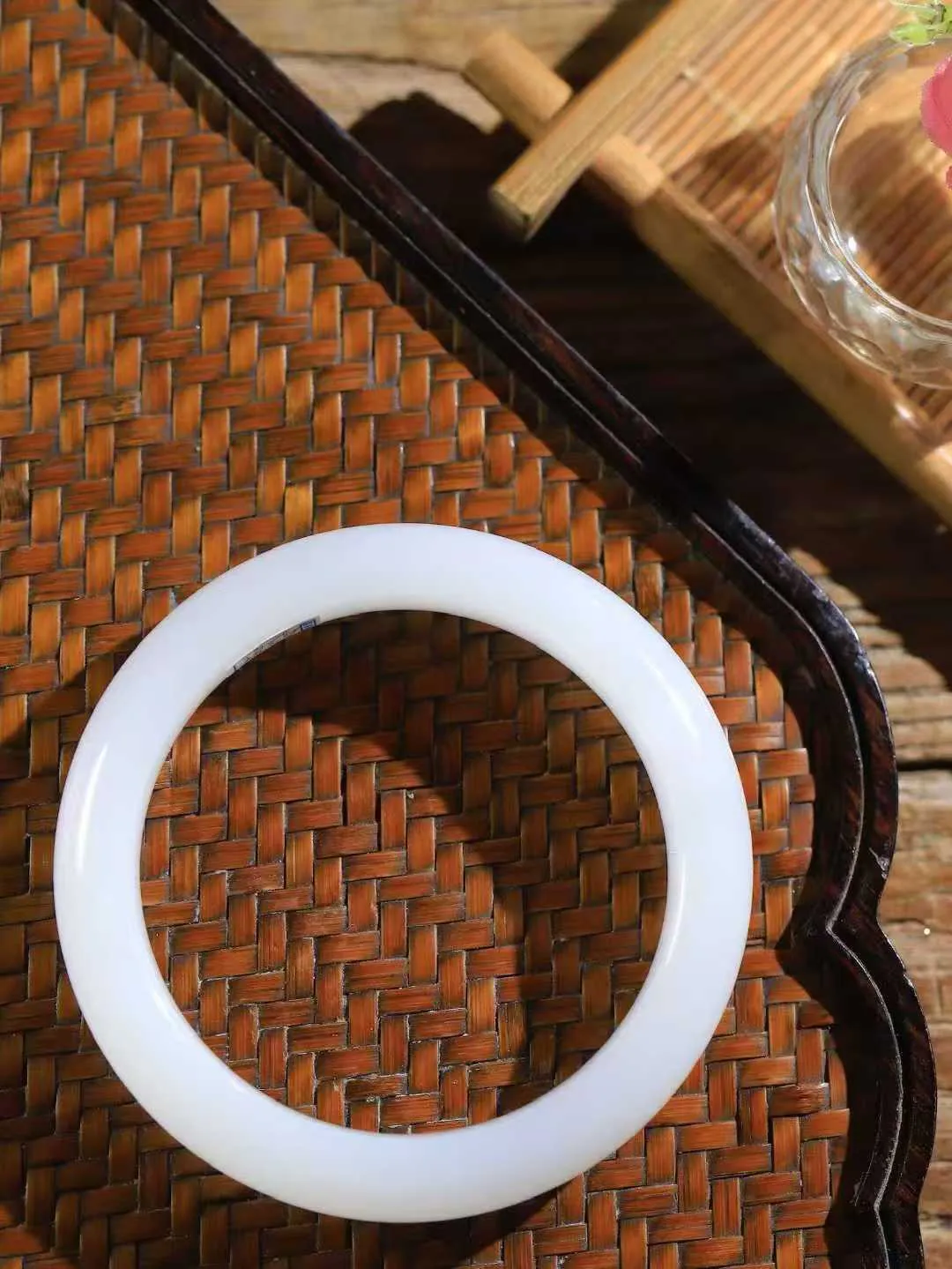 【一见钟情·手镯】

精品和田玉白玉手镯。镯型饱满，温润细腻，脂润沁香。️执一卷书，沏一盏茶，着一袭裙，戴一只镯。淡淡浅笺，素心若兰，静赏玉中诗画。悠悠岁月，芊手轻摘，盛满诗样芳华。重50.5克   内径圈口53mm 尺寸12.4-8.8mm  FDA-111251933