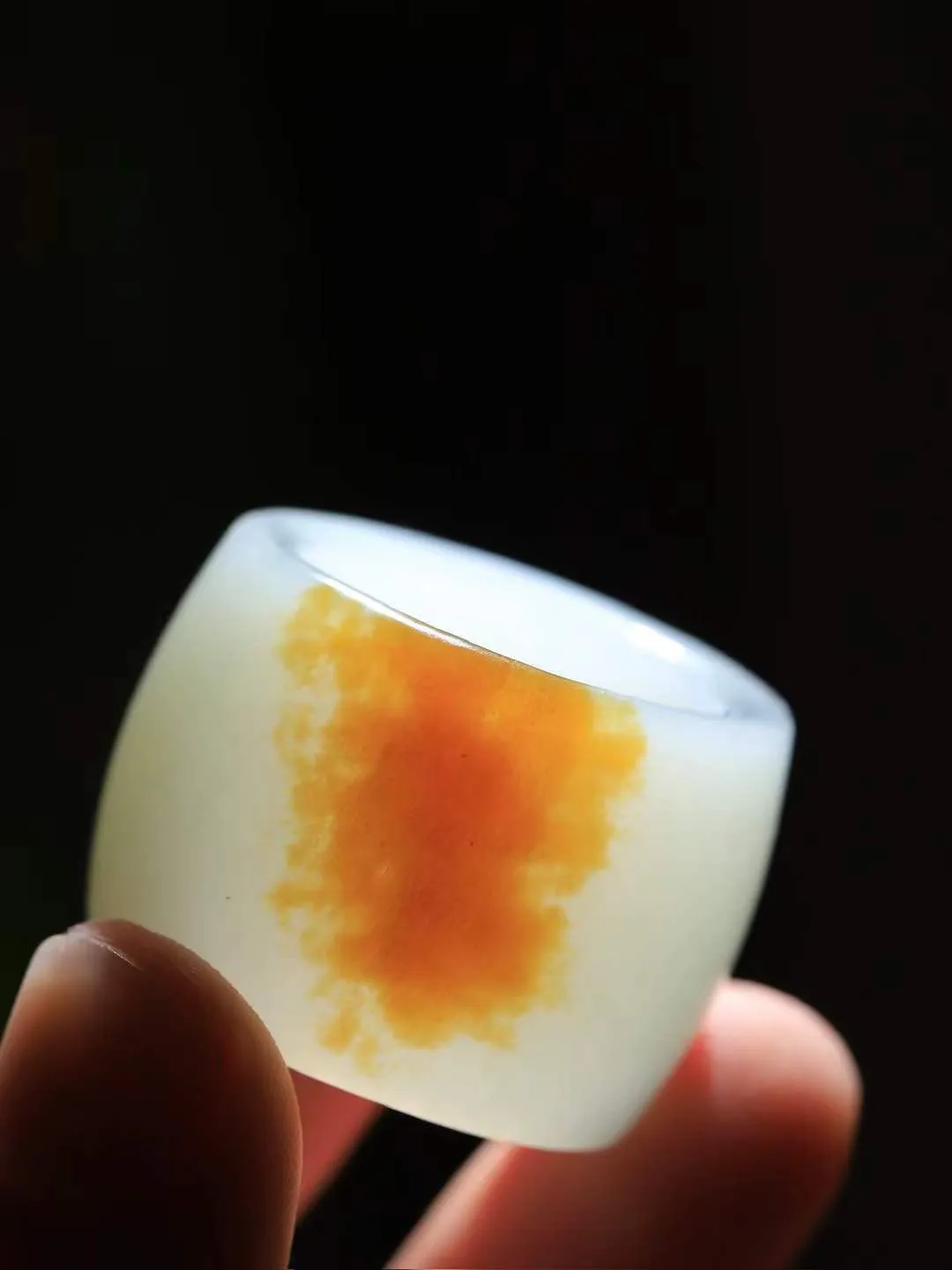 【古韵·扳指】

新疆和田且末料糖白玉扳指，玉质温润，油润感十足， 整器古韵生辉。优雅高贵。运筹帷幄于掌中，决胜于千里之外。重27.4克 内径圈口22mm 尺寸23.6-5.5mm   FDA-361201042