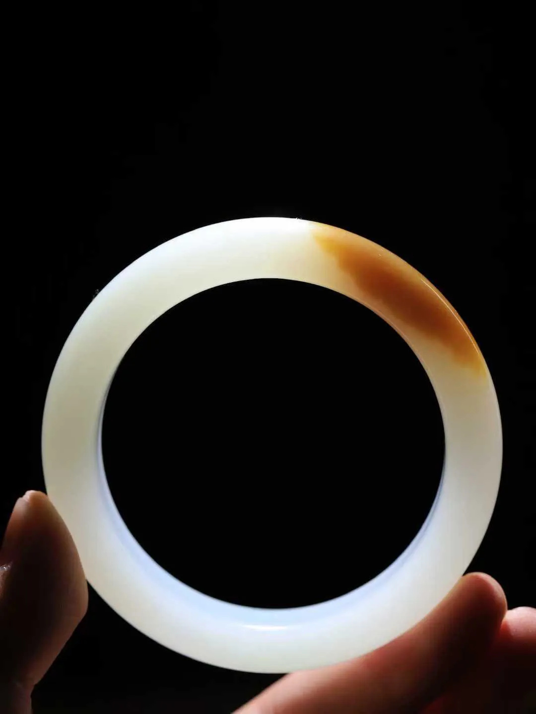 【婉约佳人.手镯】

收藏级臻品️和田玉糖白玉手镯 玉质温润细腻 油性十足 手感舒适，高华雅逸，线条流畅，简约大气，美自天成，素雅高贵。佩戴于腕间，婉约之美，举手投足间透出那份低调奢华。重70.3克 内径57mm  尺寸14.7-9.2mm   FDA-781201933