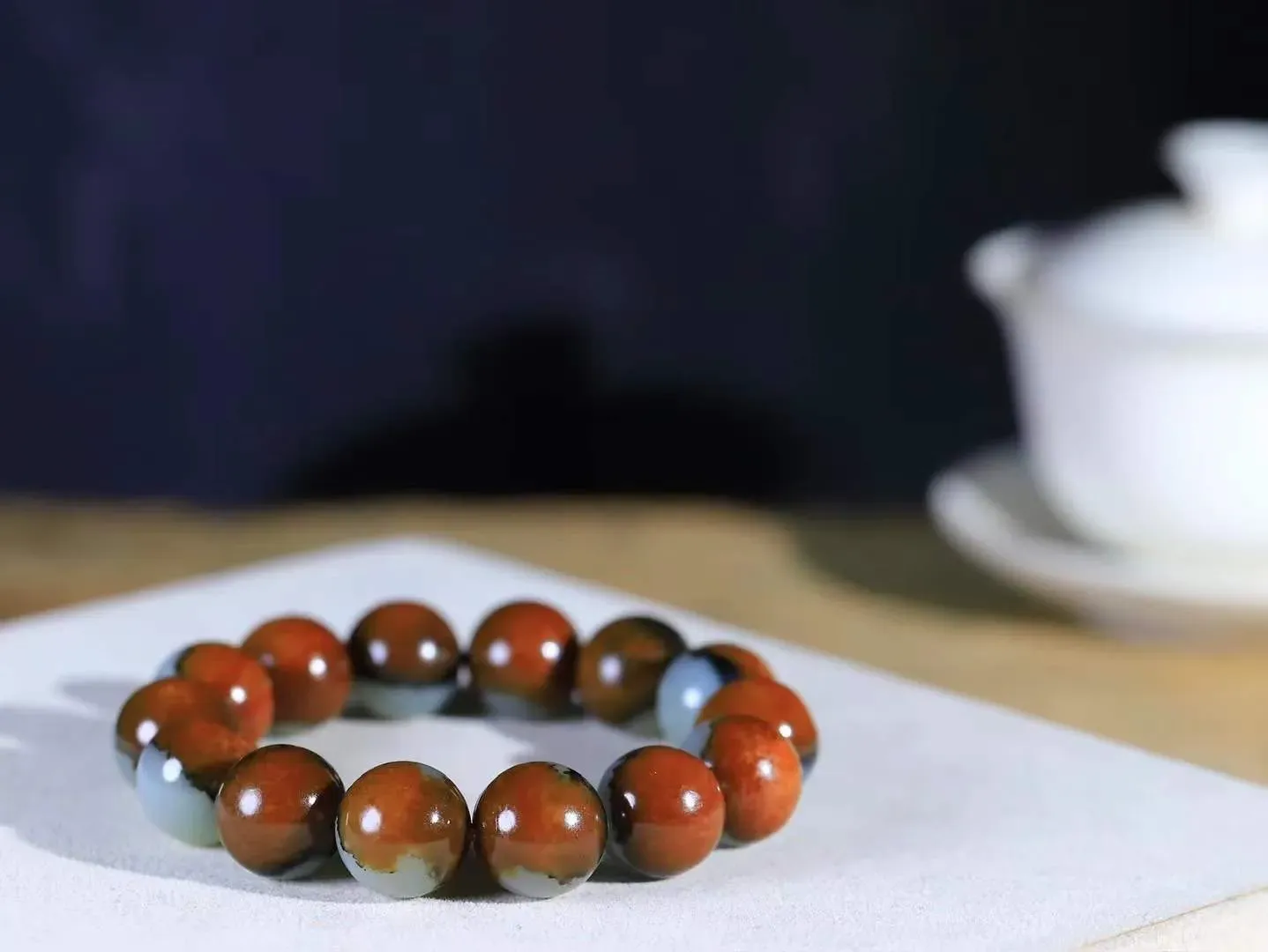 【珠圆玉润.手串】

精品️和田玉三色珠圆玉润手串 玉质温润细腻  整串打磨圆润，佩戴舒适。珠珠落