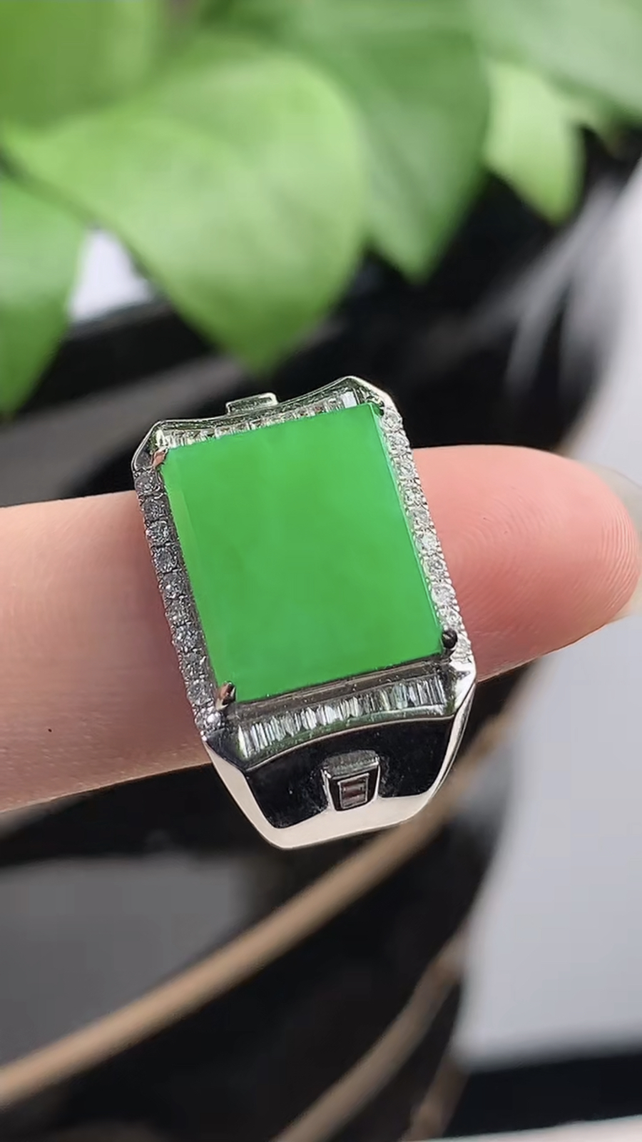 a货翡翠冰种18K金伴钻镶嵌阳绿马鞍戒指 圈19.2裸石尺寸12×10.4mm 重量7.66g 1216