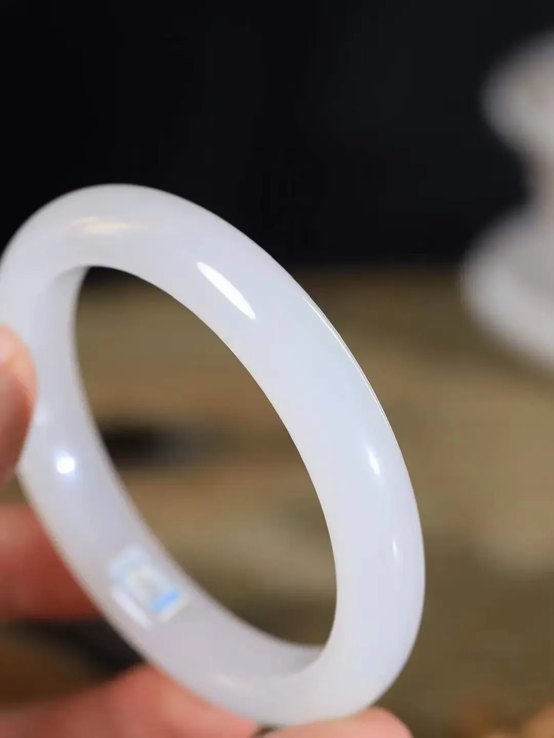 【情有独钟.手镯】

精品和田玉白玉手镯 玉质温润细腻 油性十足 手感舒适，高华雅逸，线条流畅，简约大气，美自天成，素雅高贵。佩戴于腕间，婉约之美，举手投足间透出那低调奢华。重60克 内径60mm 尺寸12.4-9.1mm   FDA-791251951