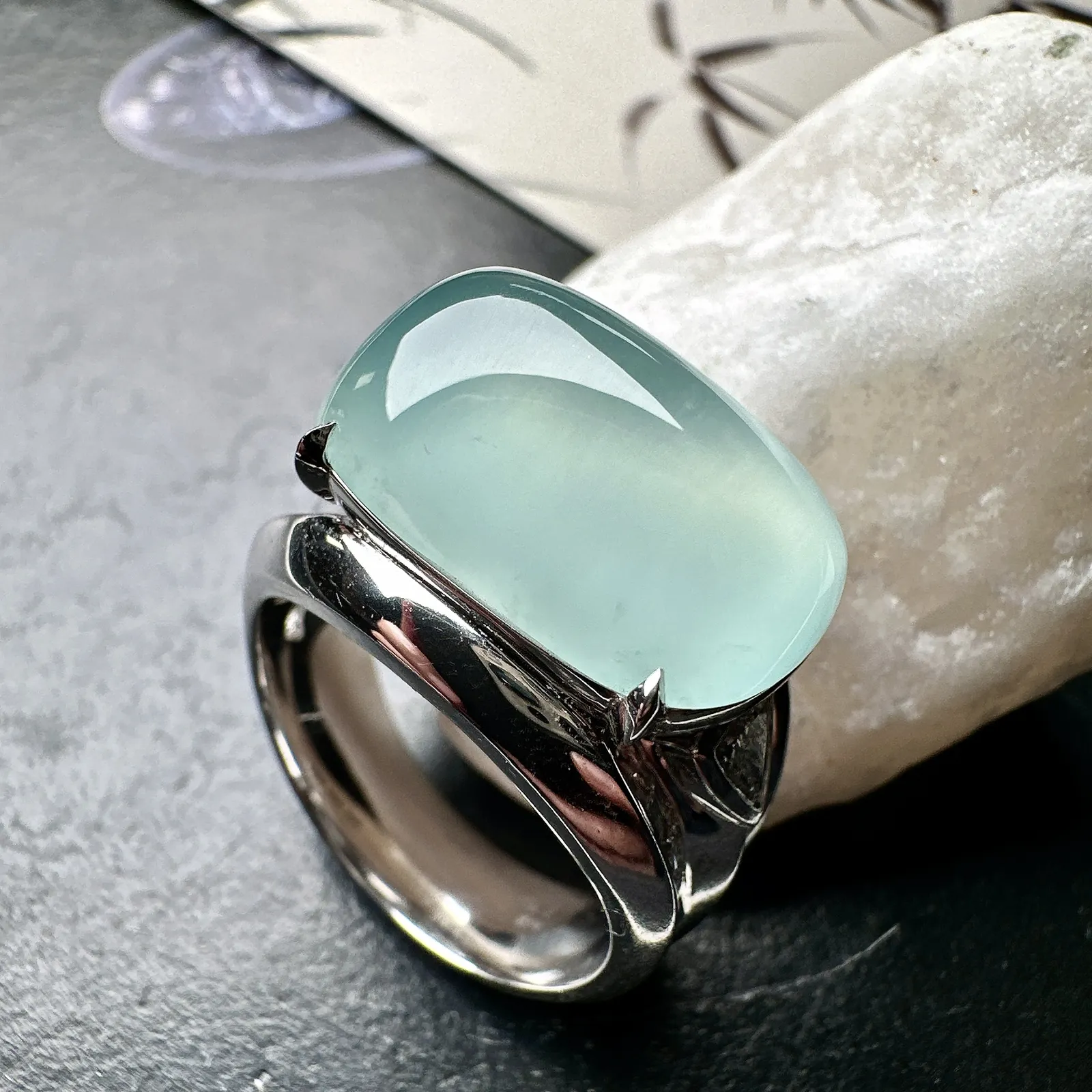 【冰种天空蓝随形戒指】种地上乘，冰感十足，通透起光，饱满圆润，18k金钻镶嵌，裸石尺寸13.7*12.1*8.5毫米。