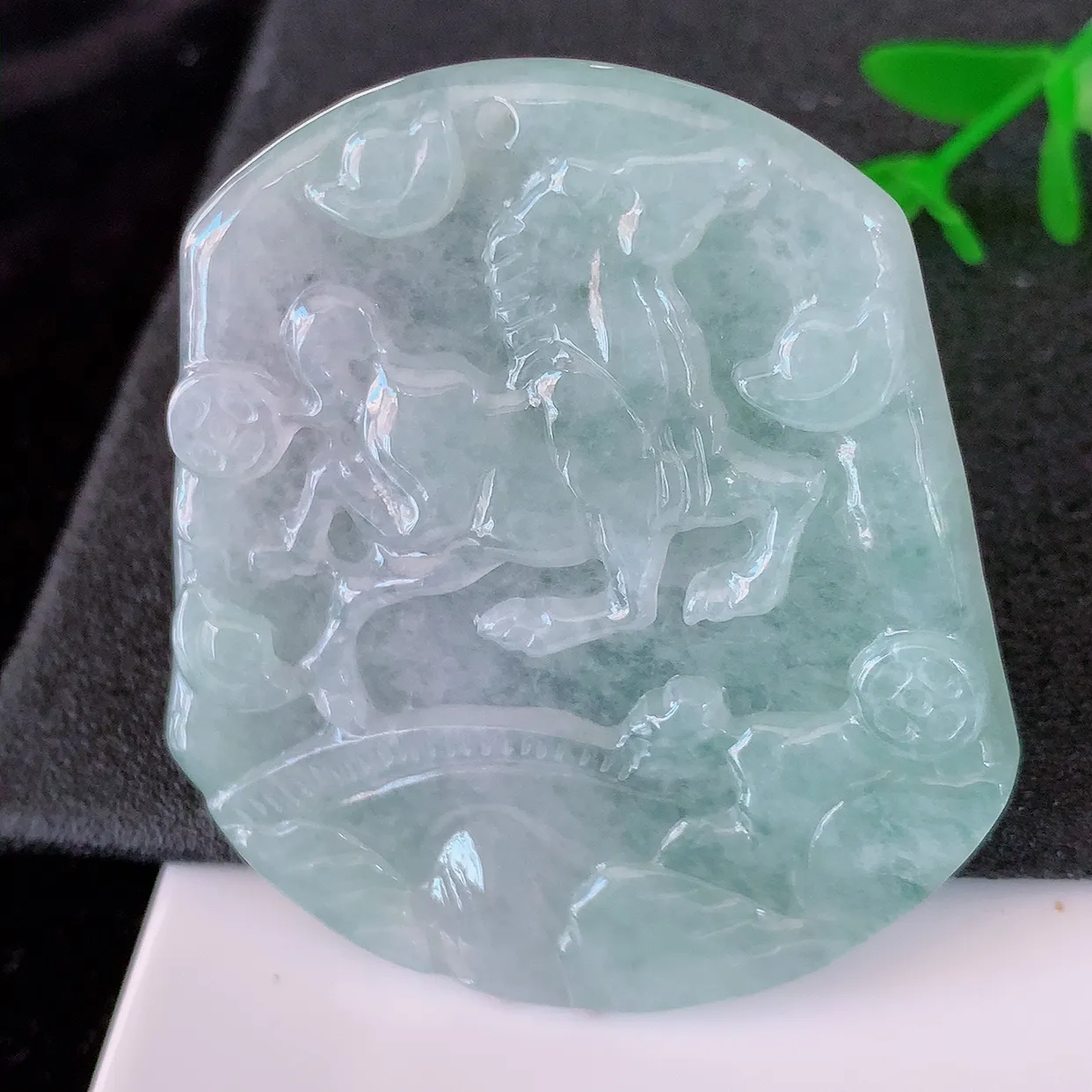 自然光实拍，冰种飘花翡翠生肖马牌吊坠，种老水足，雕工精湛 ，寓意美好， 佩戴时尚出众！#57.16