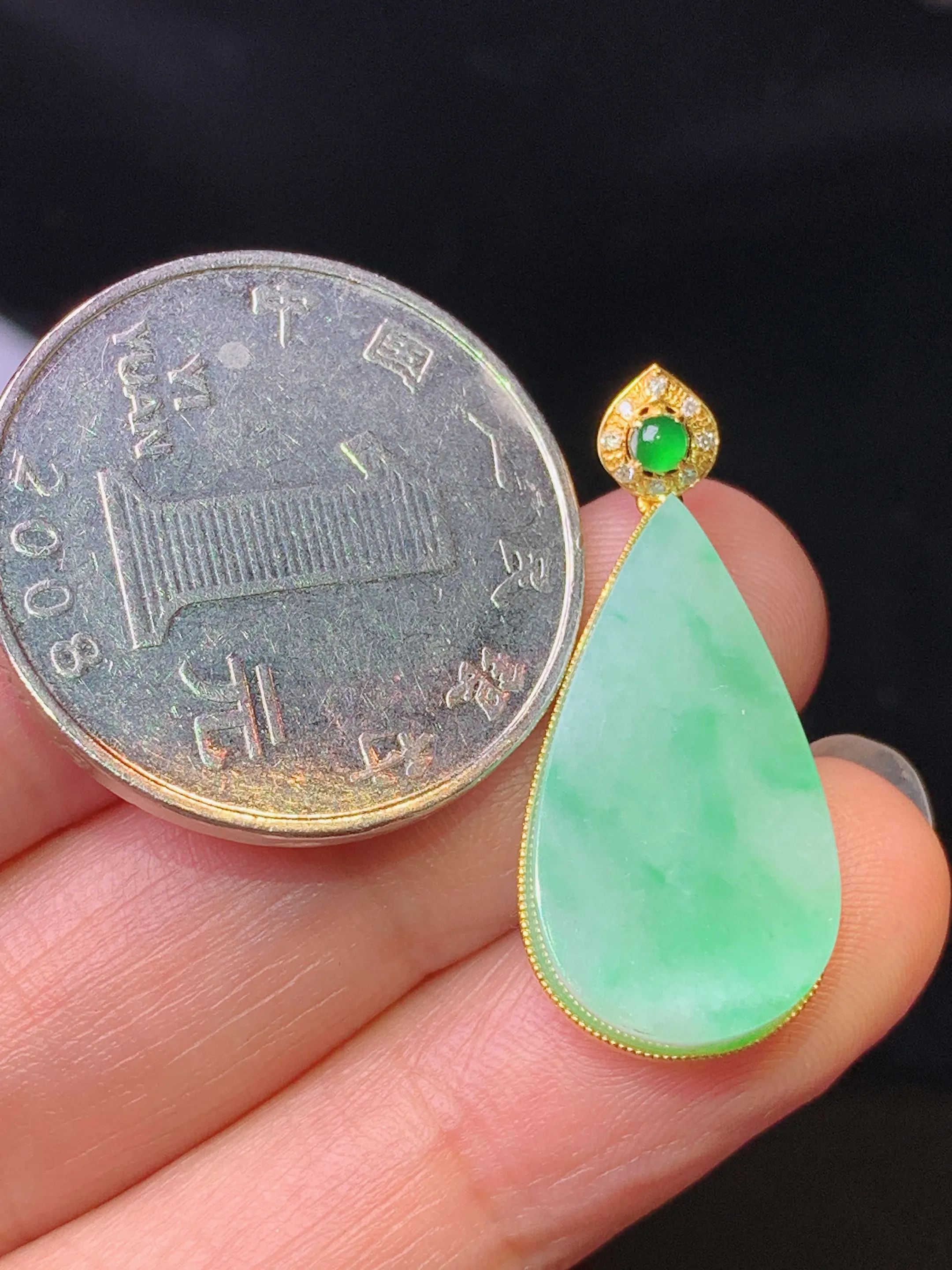 18k金钻镶嵌飘绿水滴吊坠 玉质细腻 色泽清新艳丽 整体尺寸28.5*12.6*4