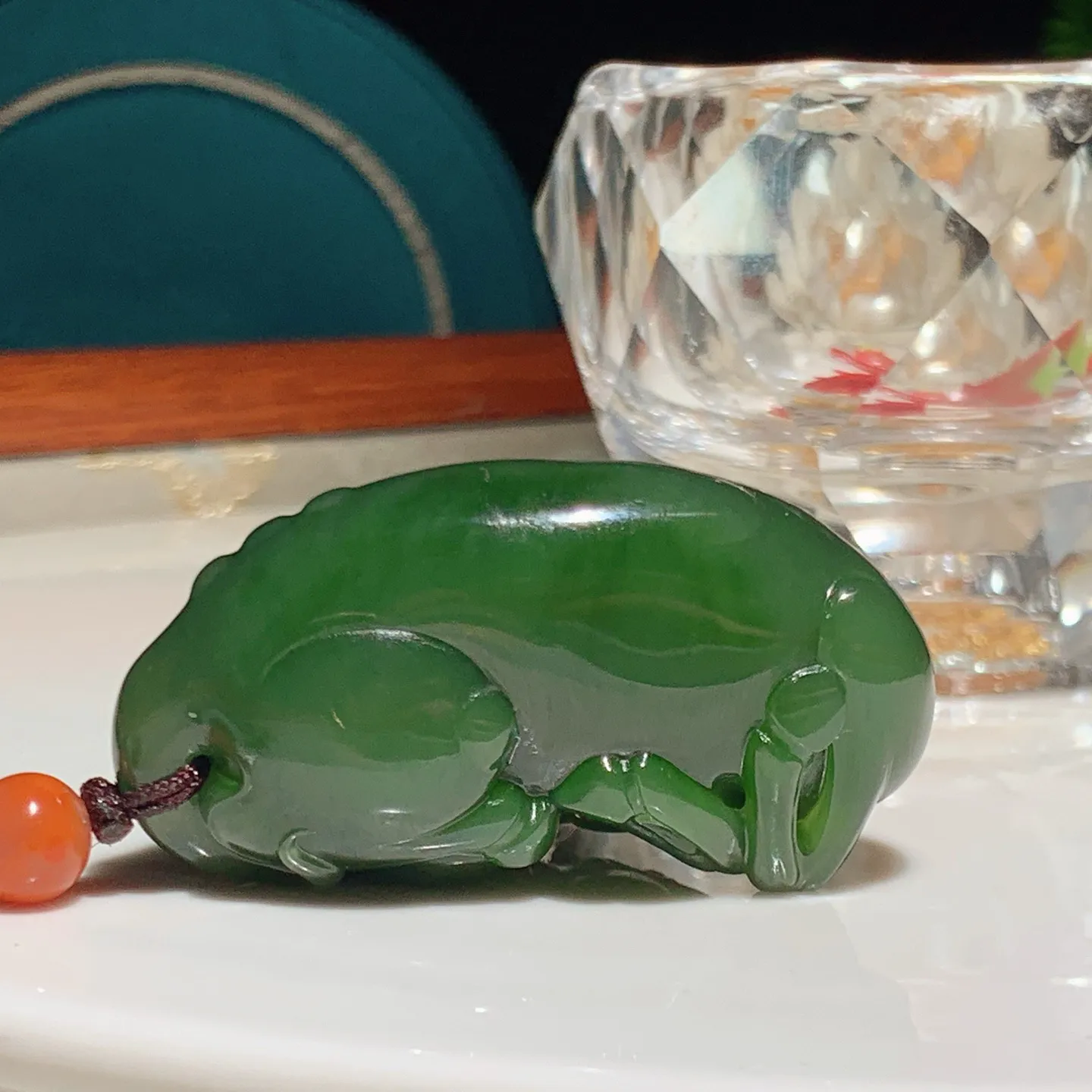 和田玉菠菜绿俄罗斯碧玉马到成功马挂件。尺寸49/25/18重41克。玉质细腻油润。手推出油。佩戴高端典雅。lt251220