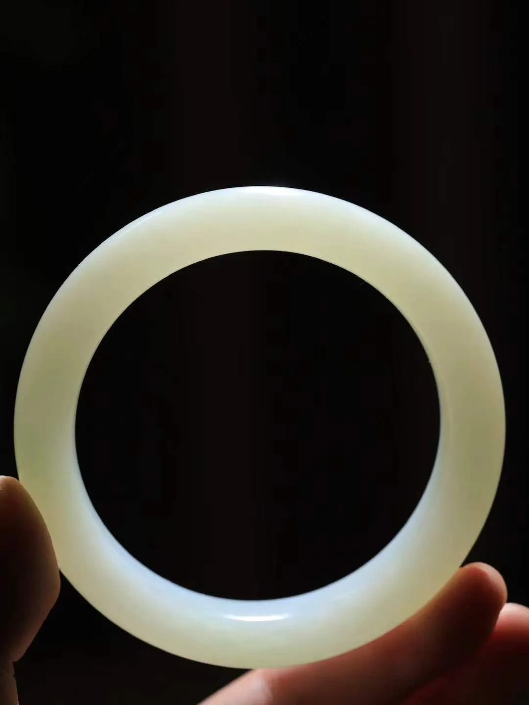 【柔情素语·手镯】

精品和田玉白玉手镯，玉质细腻温润，手感舒适，️线条流畅，简约大气，美自天成，佩戴于腕间，婉约之美，举手投足间透出那份低调奢华，醉人心扉。重79.2克 内径圈口62mm  尺寸13.8-10.2mm   FDA-551241000