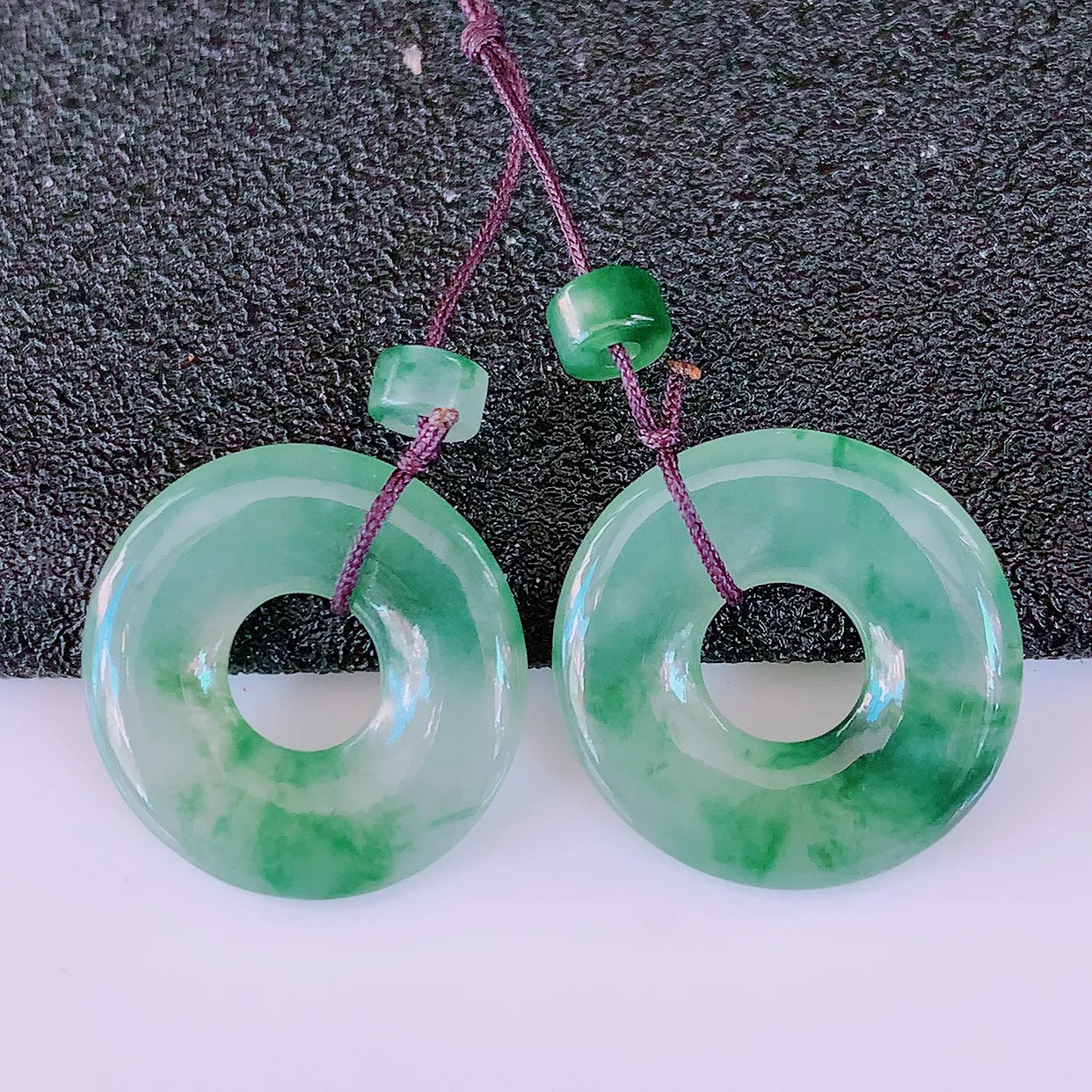 自然光实拍，冰种飘花翡翠一对平安扣耳坠，翠色灵动，玉质细腻，颜色漂亮，品相佳， 佩戴佳品！配银线 #49.16