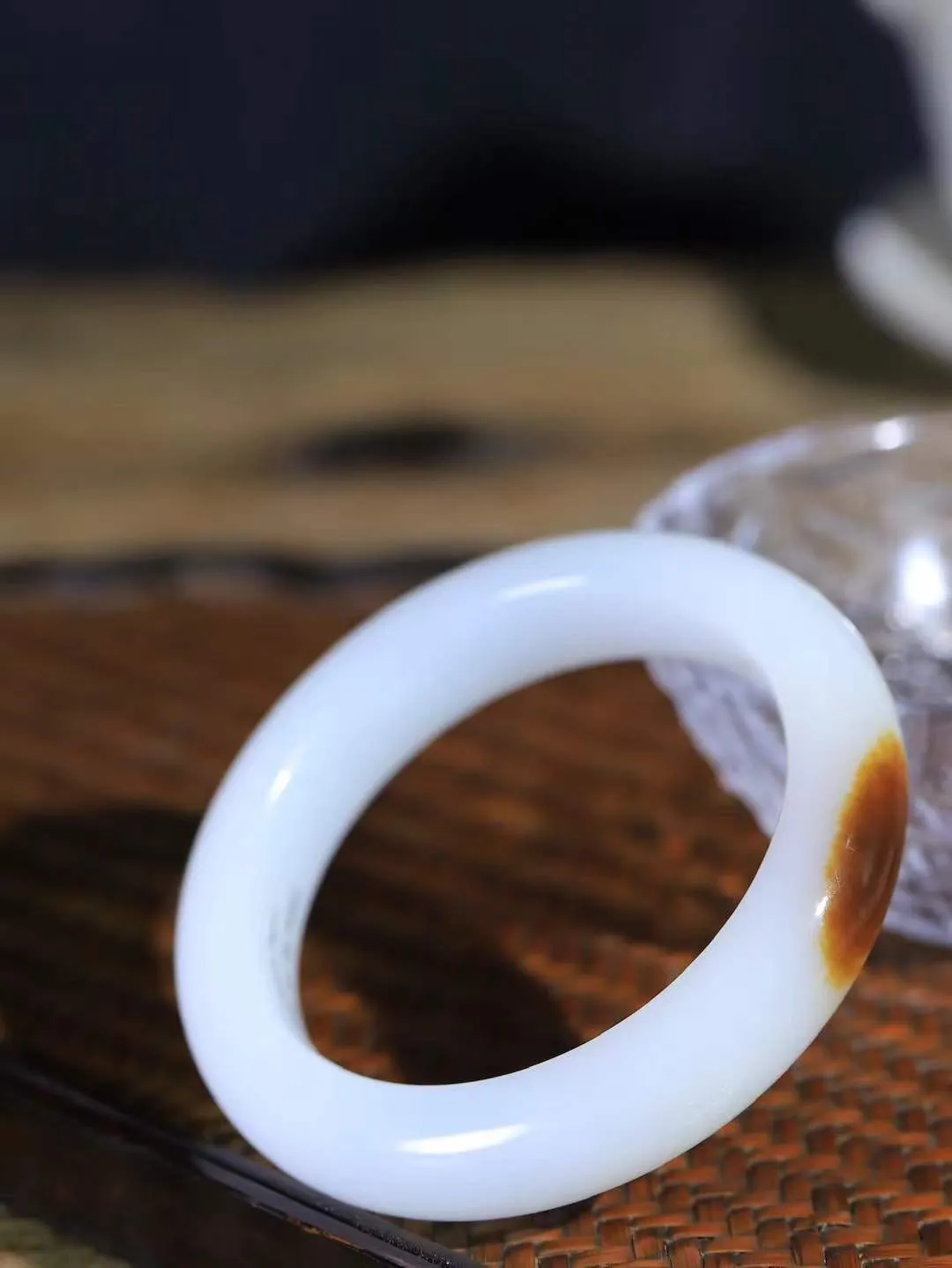 【暖玉生香·手镯】

典藏级和田玉糖白玉手镯，质地油润细腻，色泽高贵典雅，镯型古朴典雅。在诗情画意