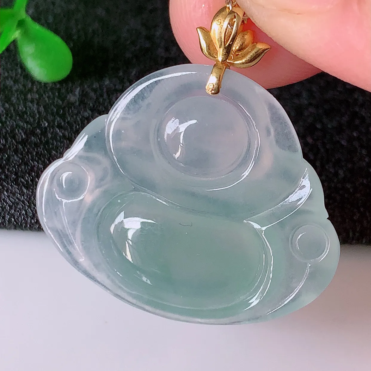 自然光实拍，18K金镶嵌冰种翡翠佛公吊坠，冰透饱满， 佛公亦保平安，寓意有福（佛公）相伴，品相佳，配戴优雅迷人！#1.18整体27.8裸石27*22*5.5