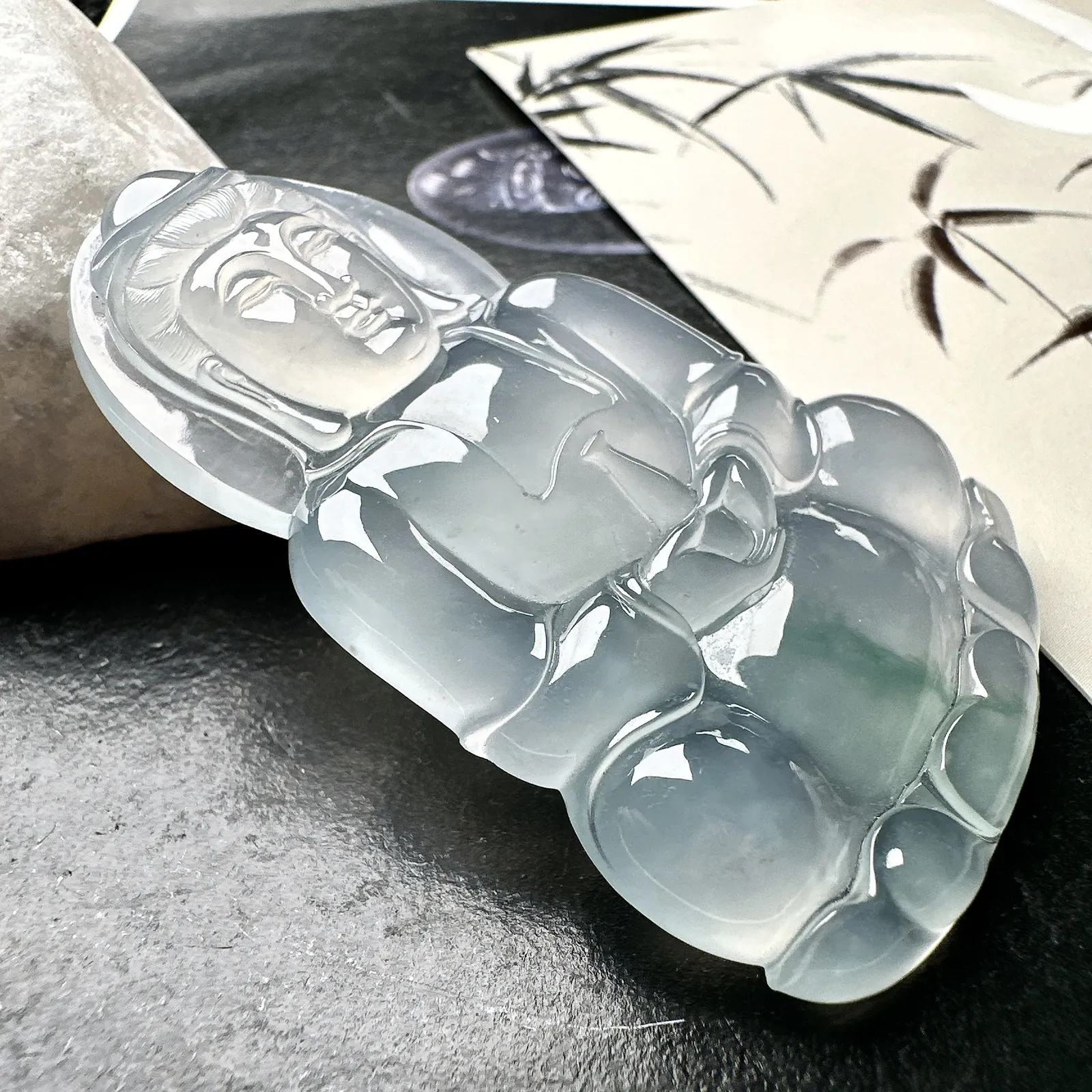 【冰种飘花正装观音吊坠】质地细腻，通透度上佳，冰感十足，适合佩戴，收藏品质