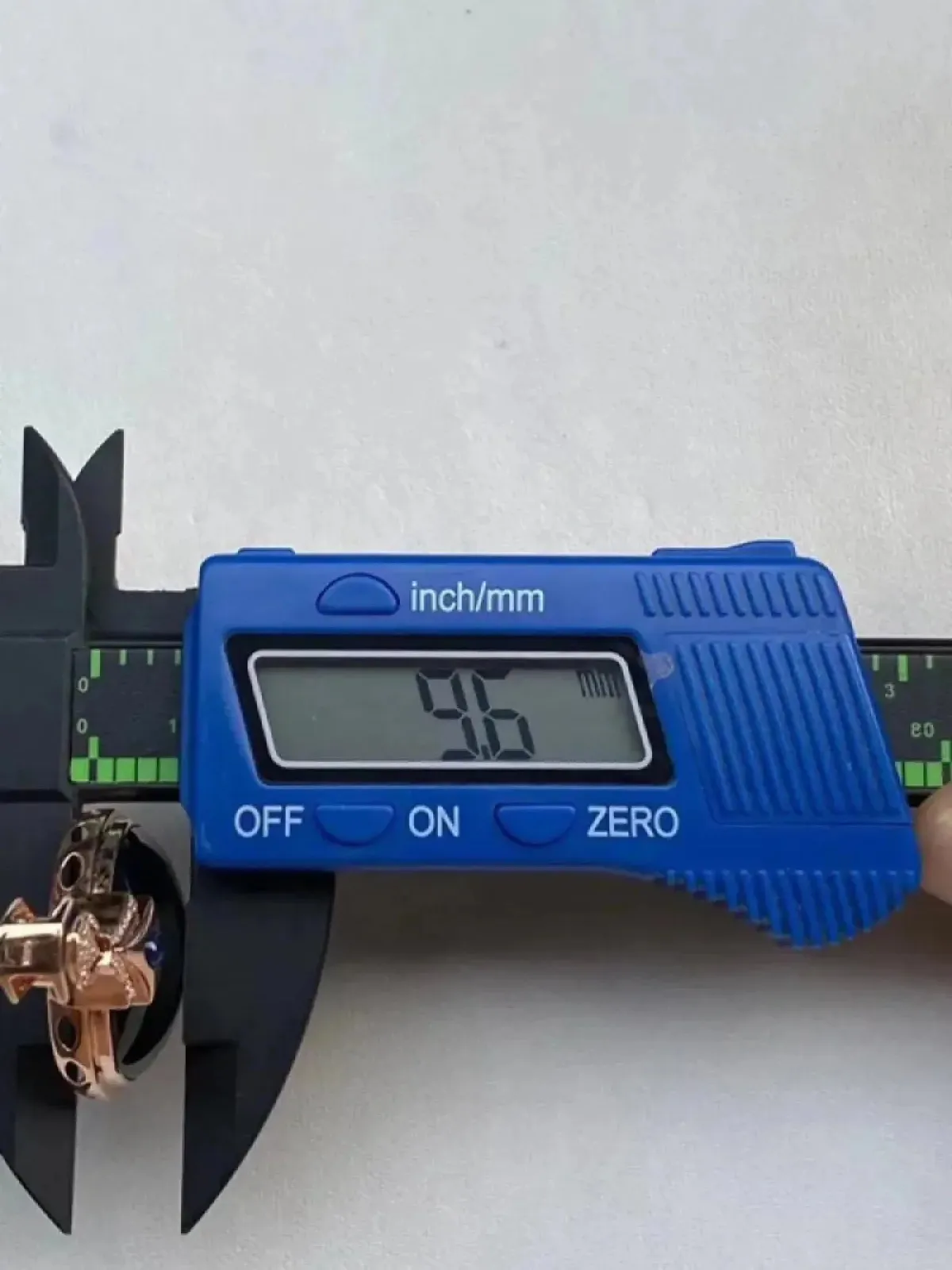 墨翠【蛋面吊坠】18K金+南非钻镶嵌，细腻干净，黑度好、性价比高，雕工精湛，打灯透绿 裸石尺寸：24.2*