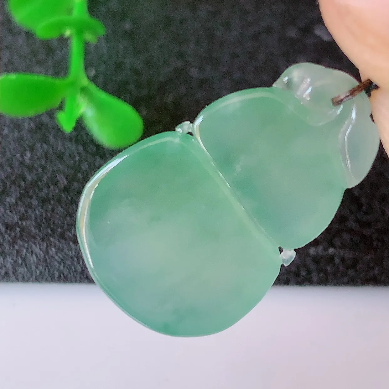 自然光实拍，冰种翡翠葫芦吊坠，葫芦寓意福禄双全，财源滚滚，饱满，清新脱俗，佩戴效果优雅迷人！#57.18