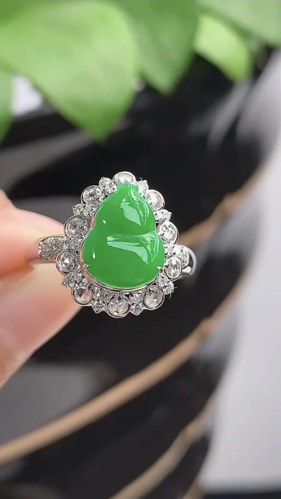 a货翡翠种18K金伴钻镶嵌阳绿葫芦戒指 圈口17.3裸石尺寸10×7.7mm 重量3.30g 1217