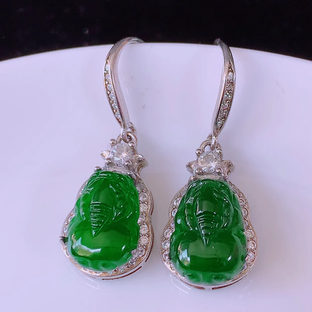 冰透满绿翡翠925银镶嵌貔貅耳坠，自然光实拍，翠色灵动，颜色漂亮，种老水足，品相佳，佩戴佳品！#97.18整体28.8*11-6.5裸石11-8.8