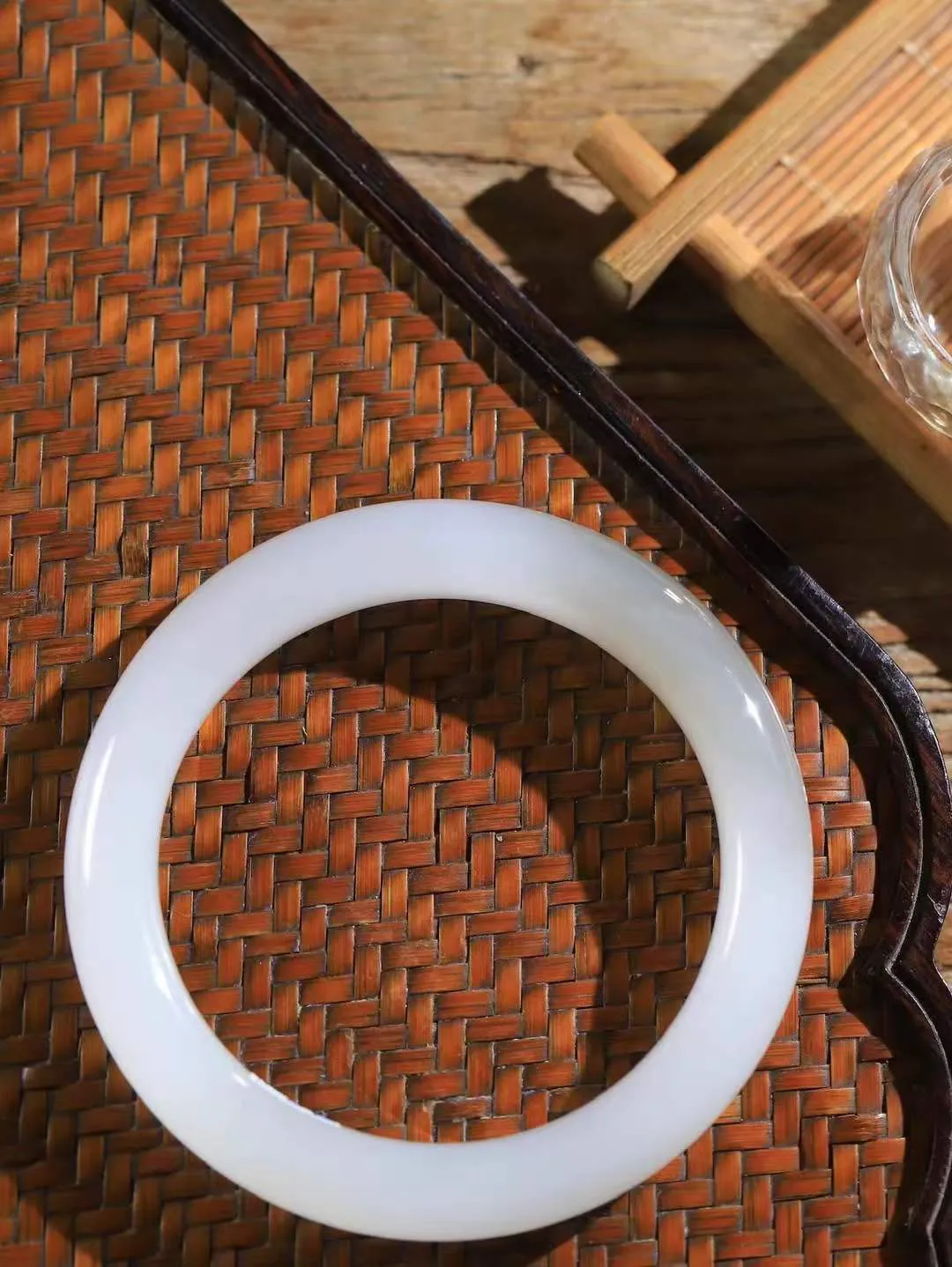 【花样年华·手镯】

精品和田玉白玉烟灰双色手镯，质地油润细腻，色泽高贵典雅，镯型古朴典雅。在诗情画意的雨巷相遇，你是我腕间的一抹风情，有你眸有深情，清风荡漾湖间静水，我愿俯身低眉，在烟波涟漪处，寻你深情倩影。内径60.5mm尺寸12-10.7mm 重66克fDA-781271924